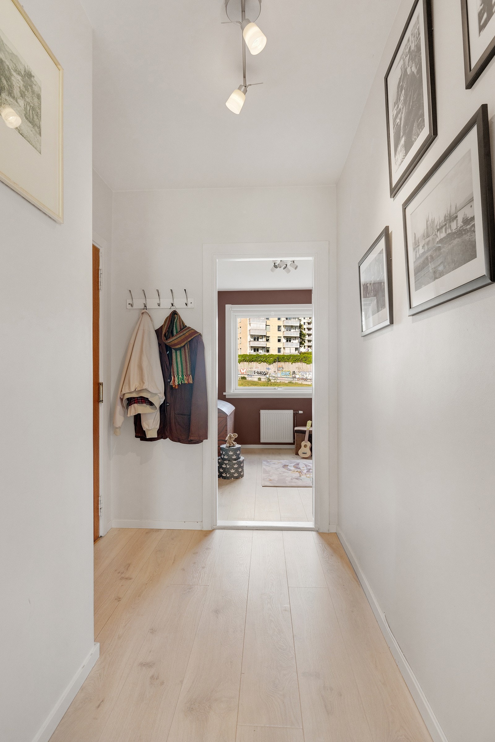 Innbydende entré med god plass for avheng av yttertøy og sko. Galleribilde