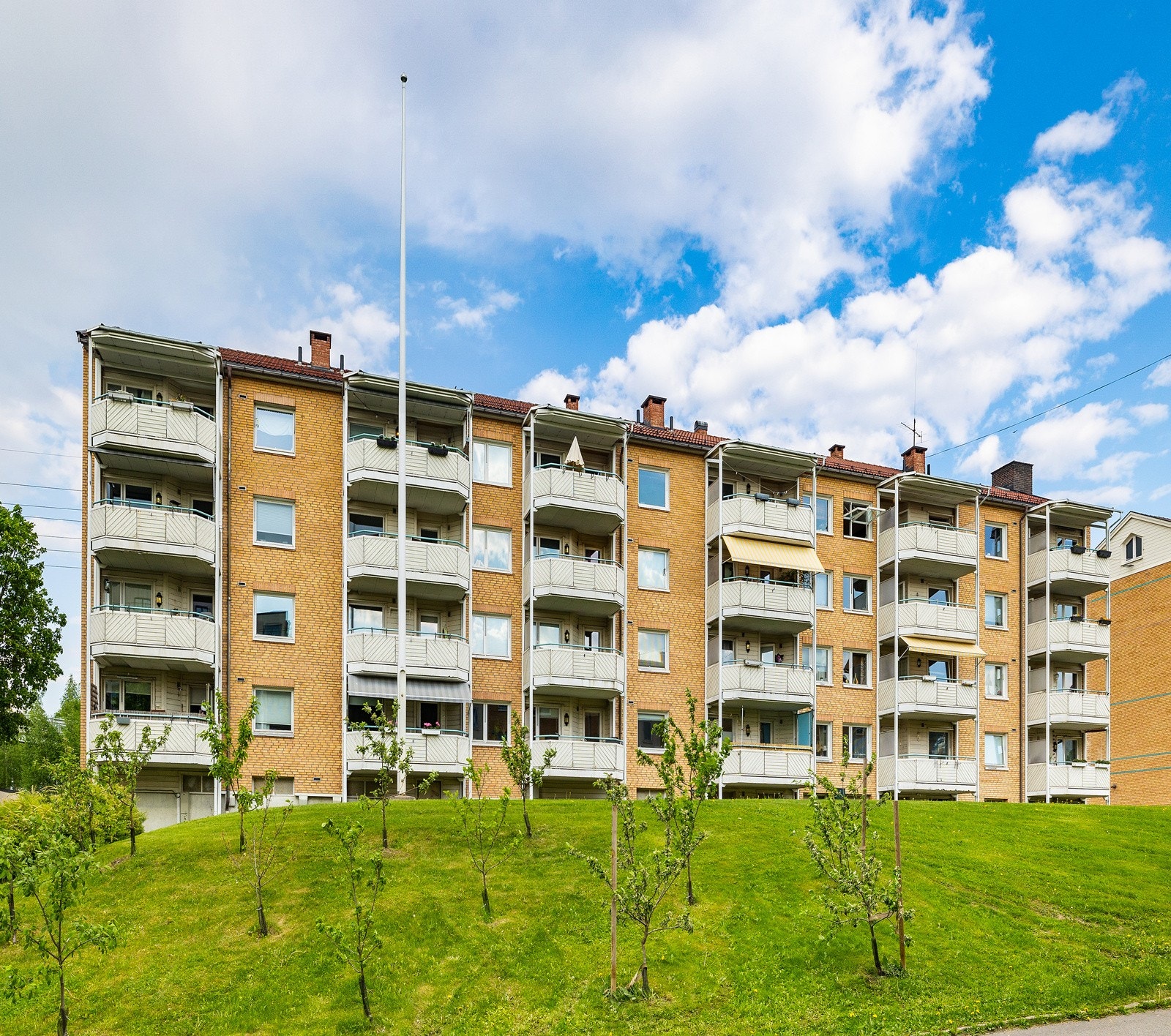 Leiligheten er gjennomgående med vinduer på to sider. Galleribilde