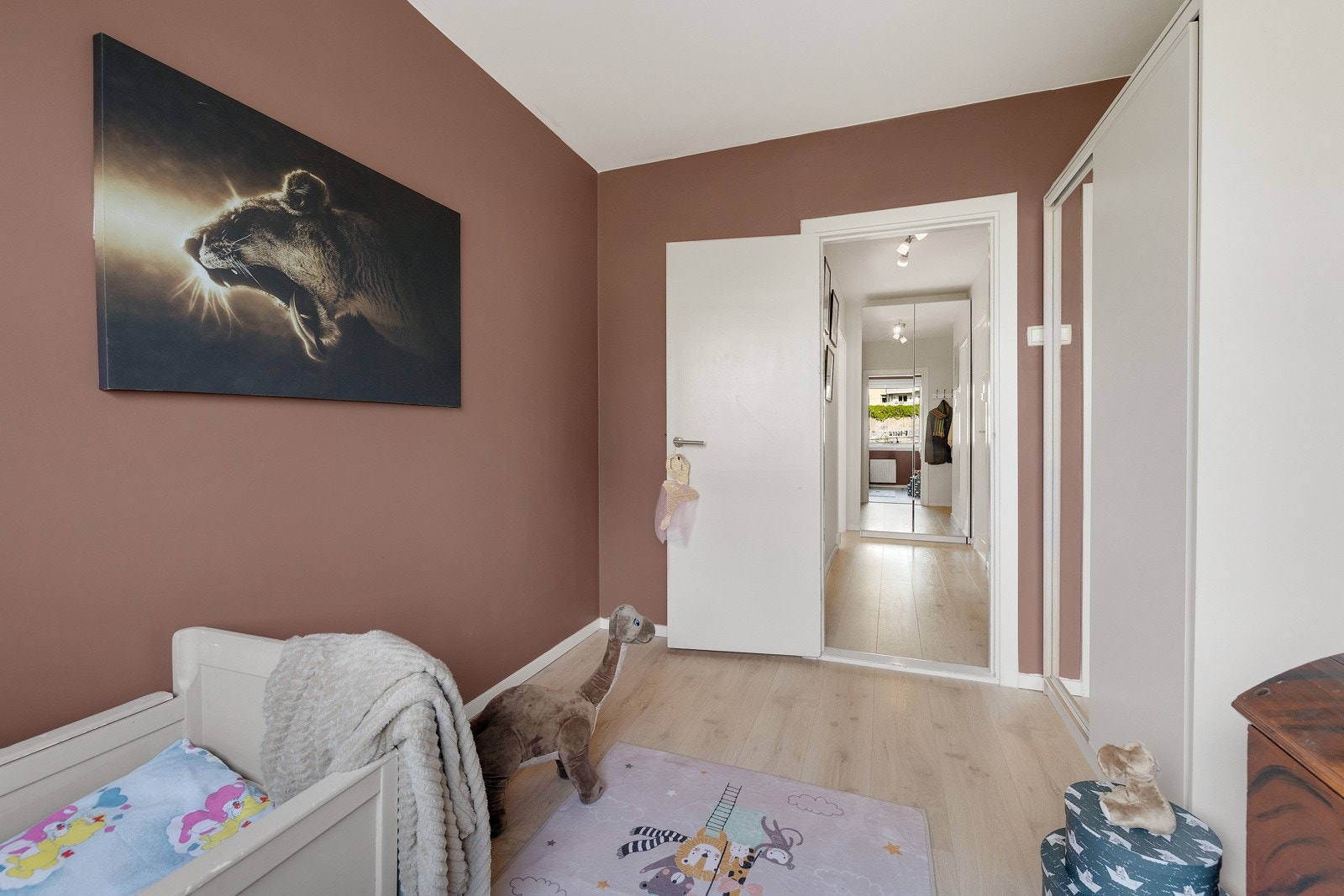 Det er god plass til seng og diverse. Her finner du også et garderobeskap. Galleribilde