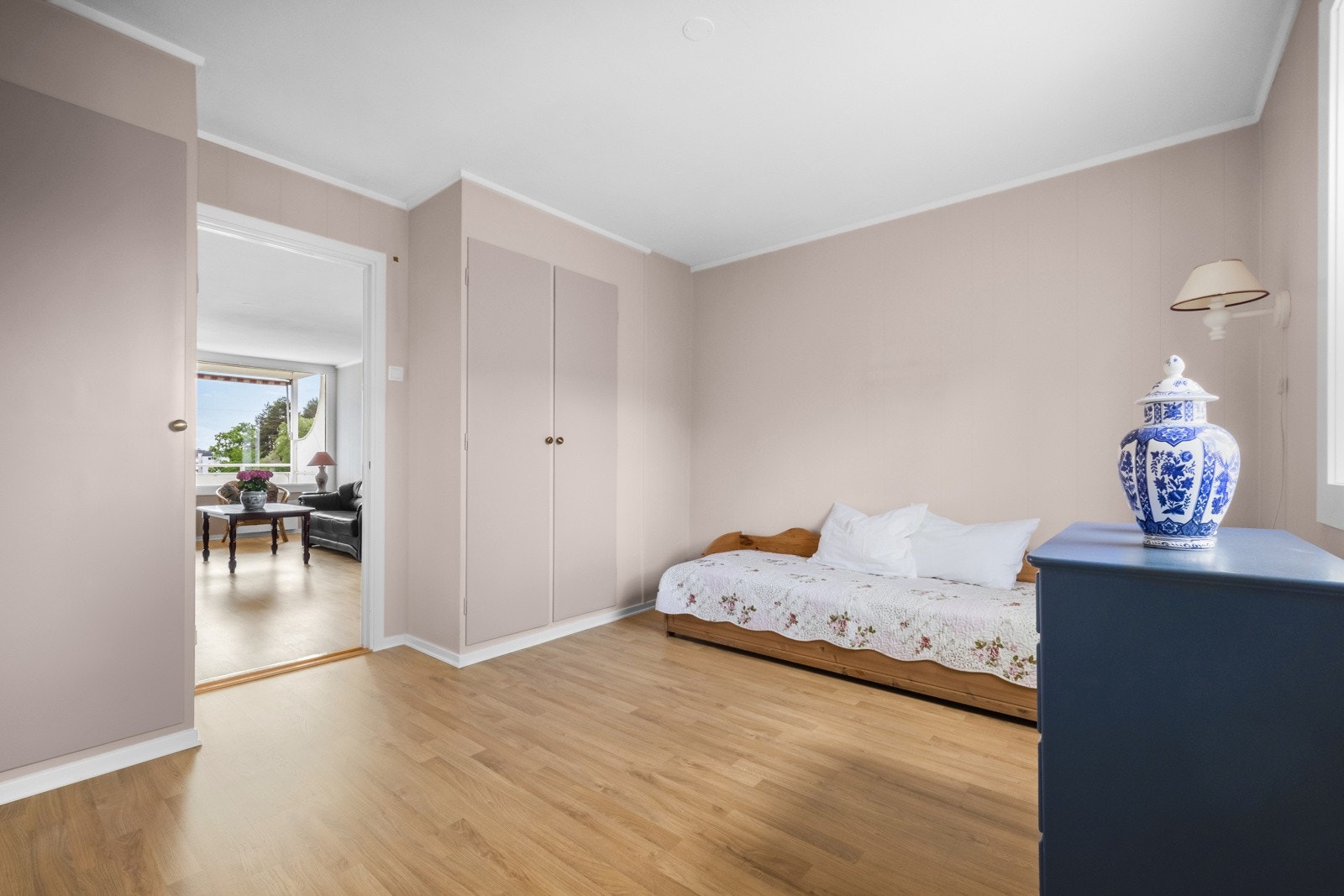 Hovedsoverommet har god plass til dobbeltseng og nattbord med glatte, malte veggflater og laminatgulv. Galleribilde