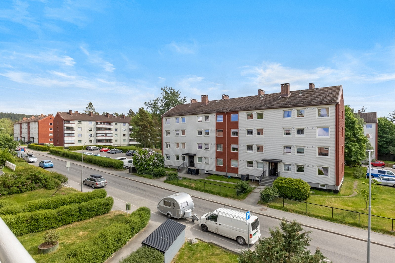 Leiligheten ligger i tredje etasje med overbygd balkong, markise for solskjerming og utsyn til nærområdet og grønne fellesarealer. Galleribilde