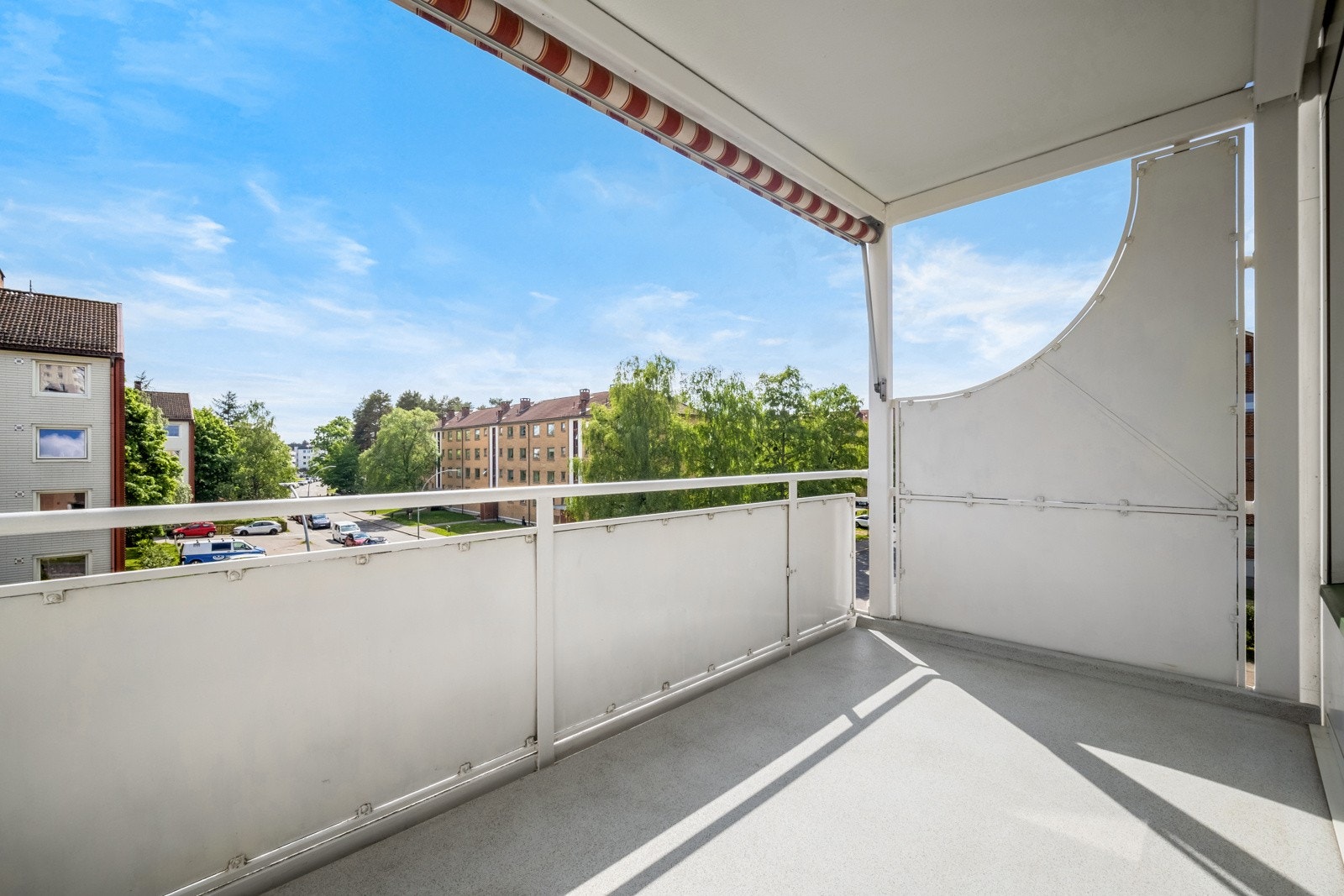 Fra stuen er det utgang til en overbygd balkong på 8 kvm. Her er det god plass til å innrede med diverse møblement. Galleribilde