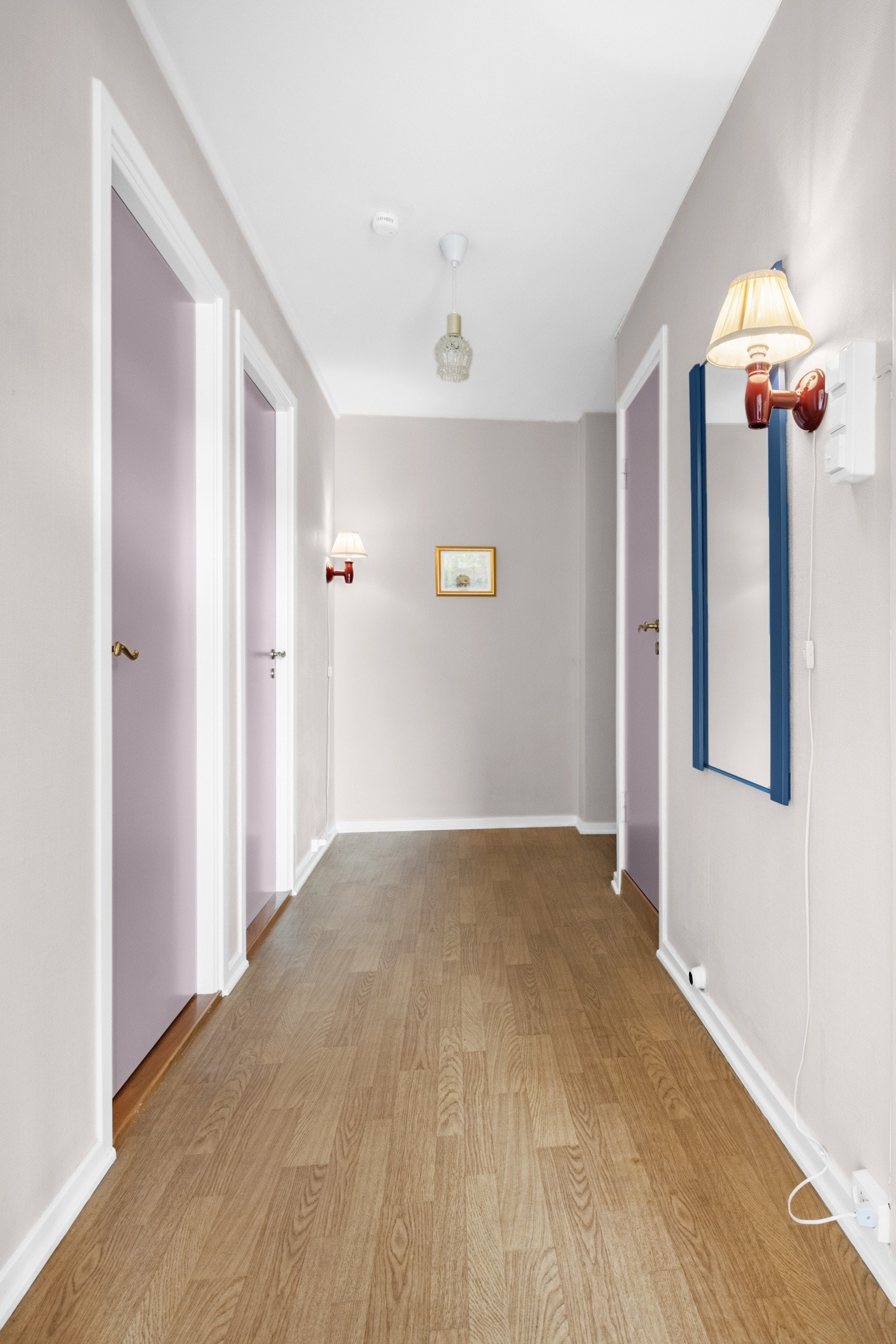 Romslig entré med malte vegger, listefritt tak og et plassbygd garderobeskap. Ved ytterdøren er det montert dørcalling fra 2015. Galleribilde