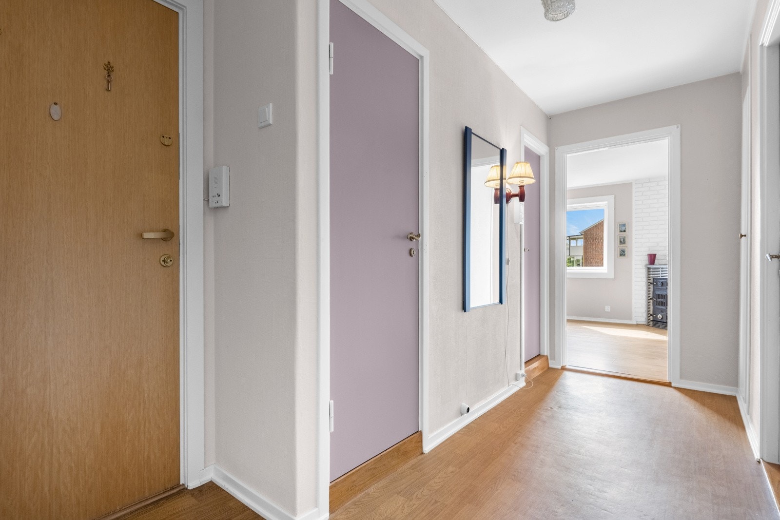 Entreen har malte vegger, listefritt tak, linoleumsgulv og et plassbygd garderobeskap. Galleribilde