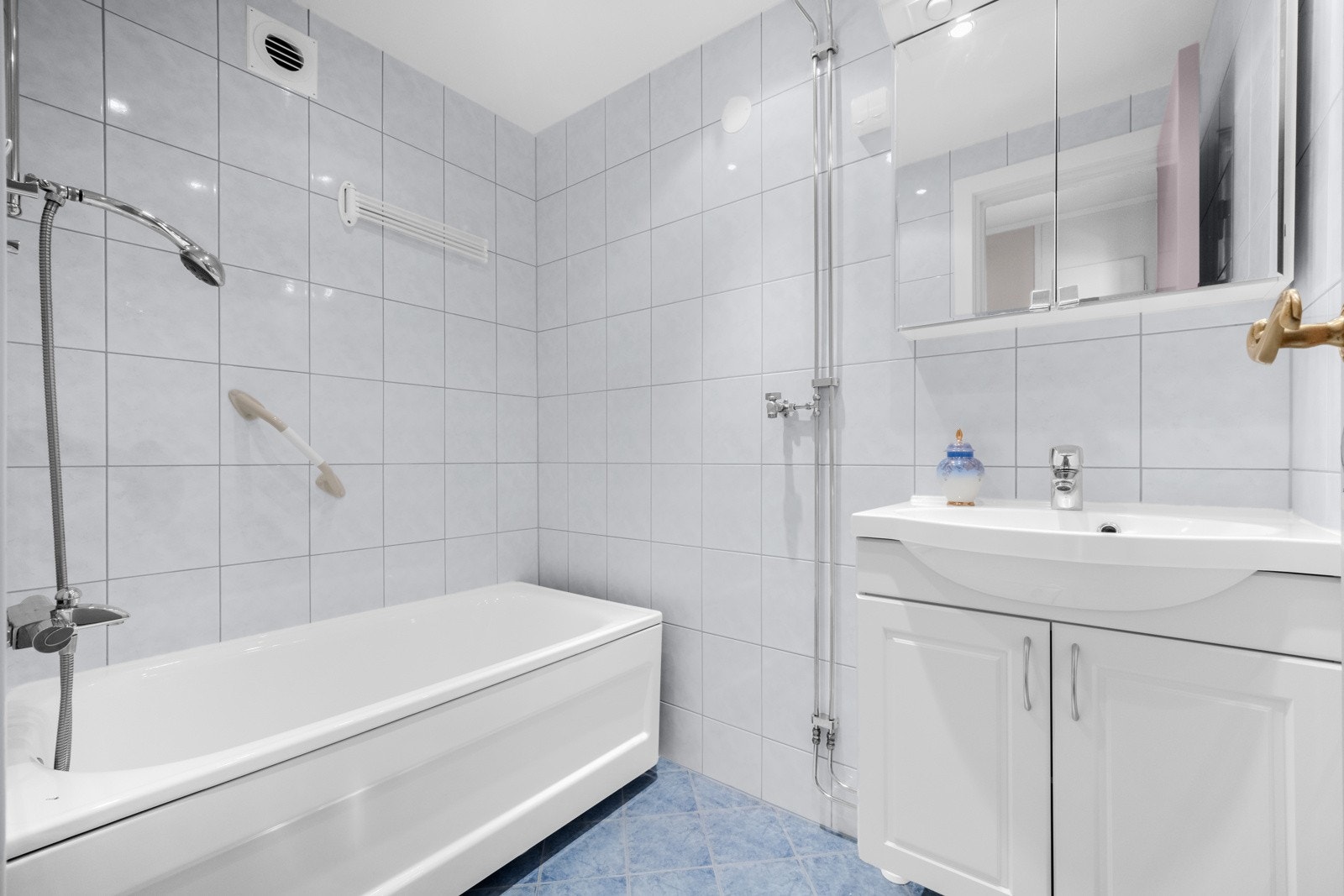 Leiligheten har et bad og et separat toalettrom. Rommene ble pusset opp i regi av borettslaget i 2008 og badet er innredet med badekar og dusjgarnityr. Galleribilde