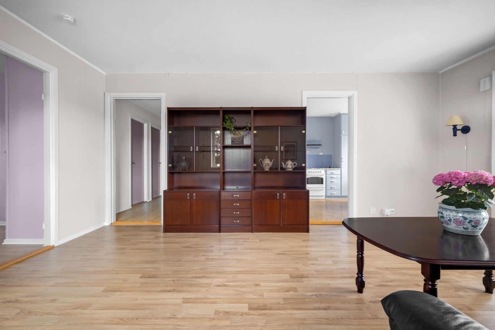 Rommet ligger i direkte tilknytning til kjøkkenet og gangen, og har dør til hovedsoverommet. Galleribilde