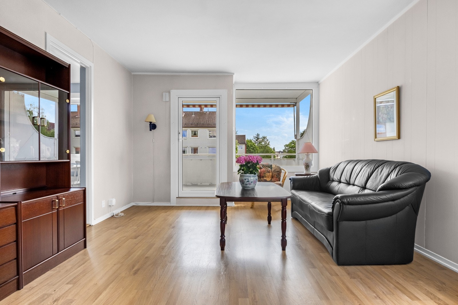 Stuen får godt med naturlig lysinnslipp fra store vindusflater. Vinduene og balkongdøren ble skiftet i regi av borettslaget i 2016/2017. Galleribilde