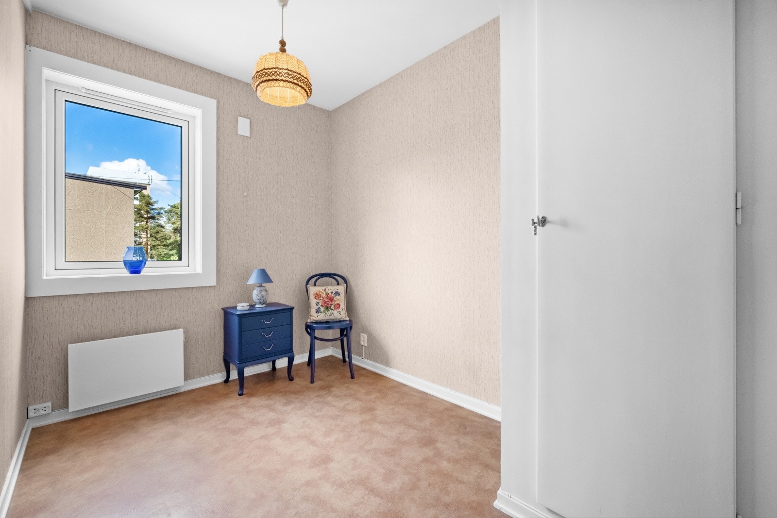 Soverom II er også av god størrelse, med plass til seng, kontorpult og garderobeskap. Galleribilde