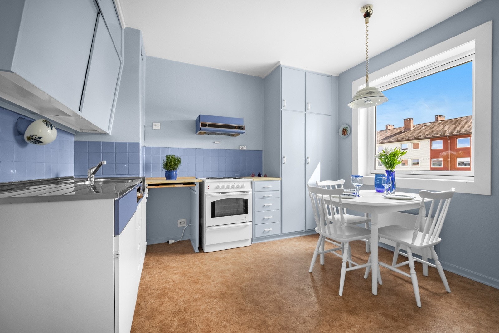 Kjøkkenet ligger i eget rom og har en sjarmerende, original innredning fra 1960. Galleribilde