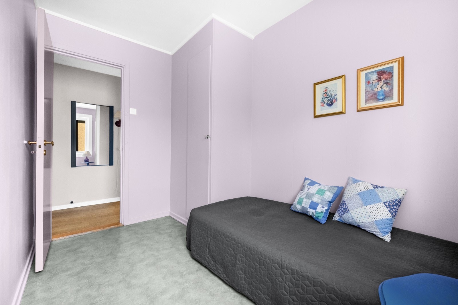 Alle er innredet med plassbygd garderobeskap, og for ytterligere lagring disponeres tre boder i kjelleren. Galleribilde