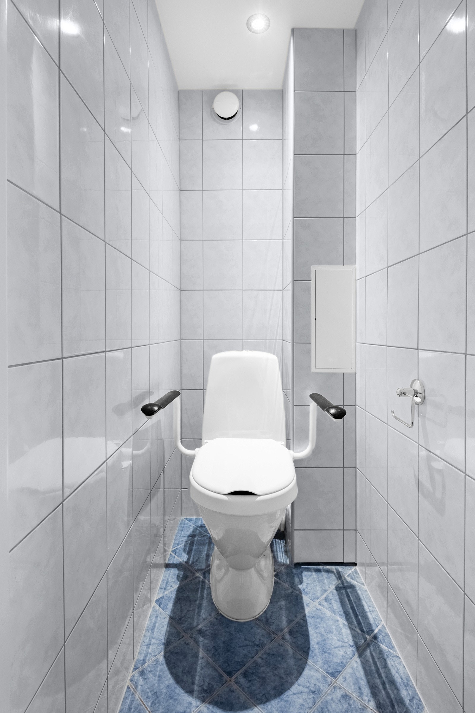 Toalettrommet ligger vegg-i-vegg og er innredet med toalett. Galleribilde