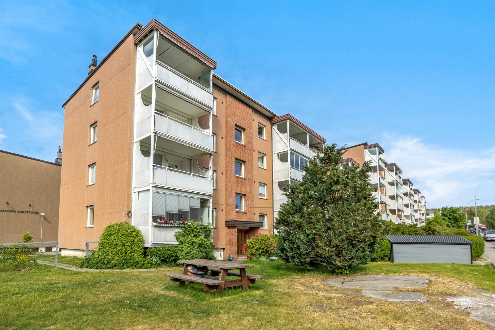 Boligen ligger plassert i byggets tredje etasje, og borettslaget består av 536 andelsleiligheter med hyggelig uteområde, asfalterte internveier, plen, trær og annen beplantning. Galleribilde