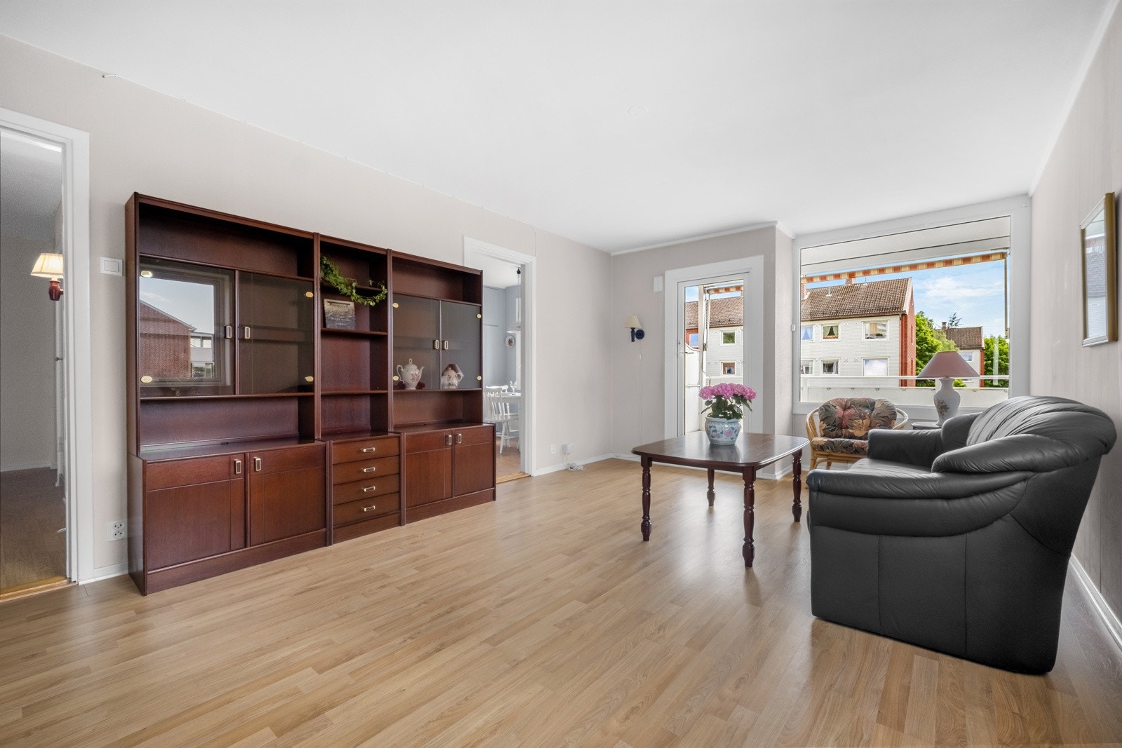 Veggene er malt i en lys beigetone, taket er hvitmalt og det er laminat på gulvet. Galleribilde