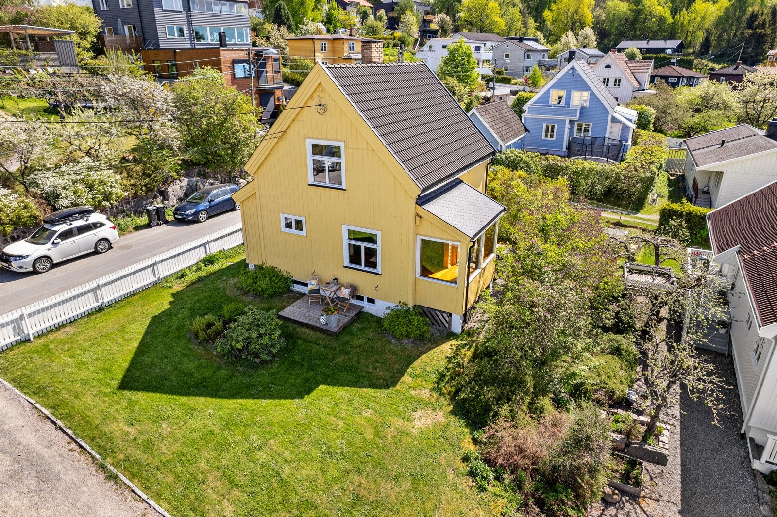 Dette er huset for deg som ønsker en pent opparbeidet tomt, omkranset av flotte grøntområder. Galleribilde