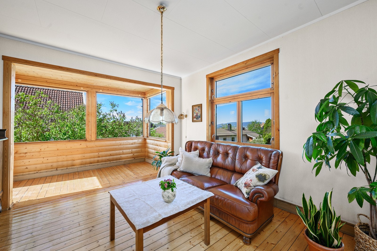 Stuen har en god størrelse med flere møbleringssoner, hvor du enkelt kan møblere etter egne behov. Galleribilde