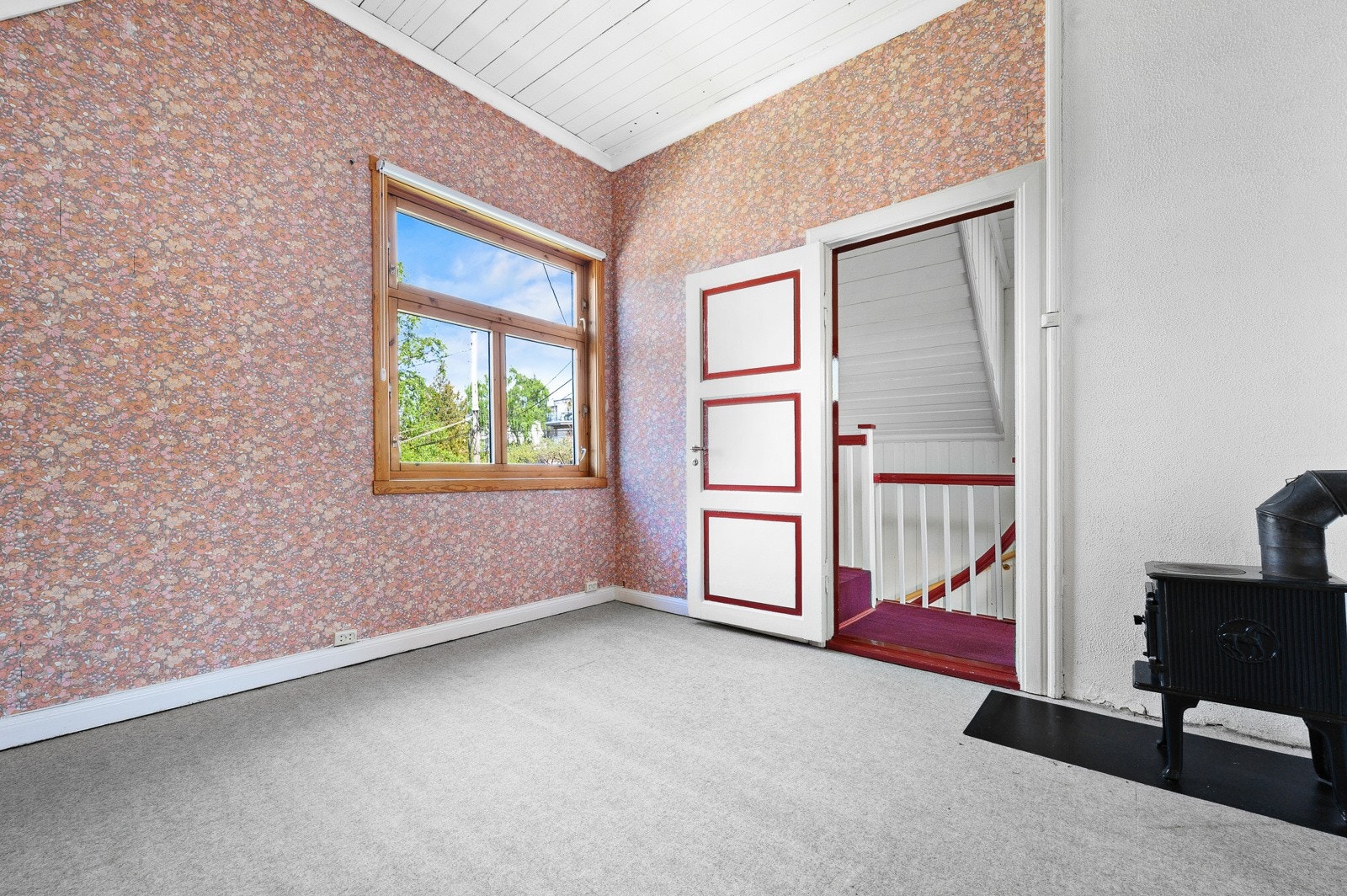 Hovedsoverom med vedovn. Galleribilde