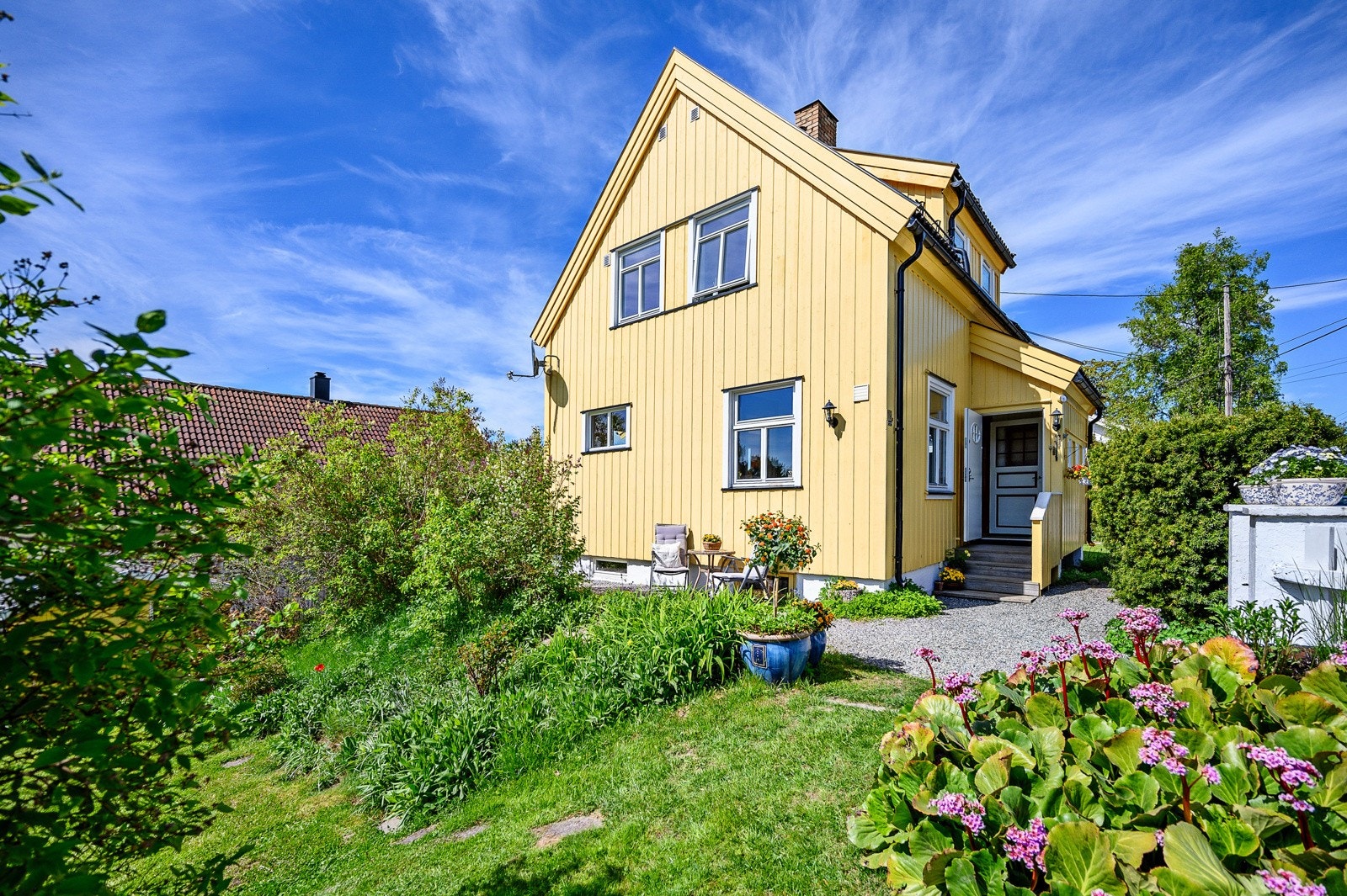 Visste du at det er kort gåavstand til både T-bane, buss, barnehager og Godlia skole? Det tar kun 6 min å gå fra huset og bort til Godlia T-bane stasjon. Galleribilde