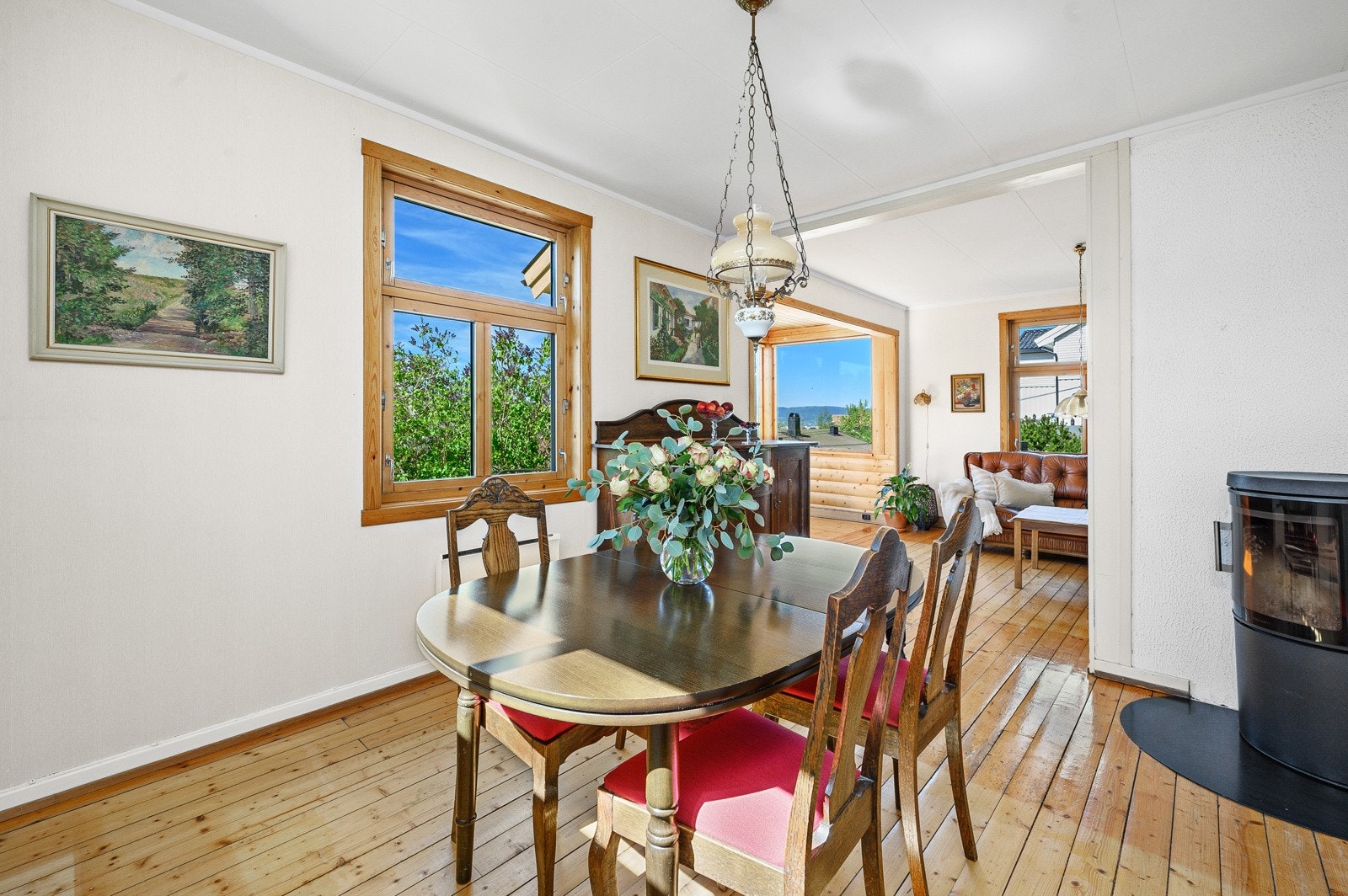 Her har du plass til stort spisebord og stoler, slik at hele storfamilien får plass. Galleribilde