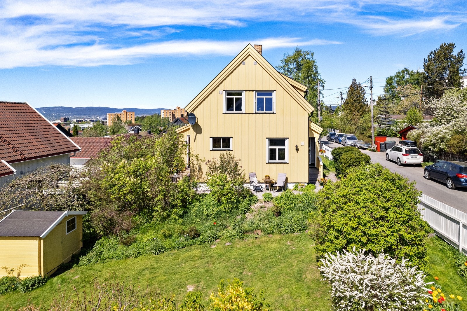 Redskapsbod i hagen (til venstre i bildet) hvor gressklipperen og andre hageredskaper kan få plass. Galleribilde