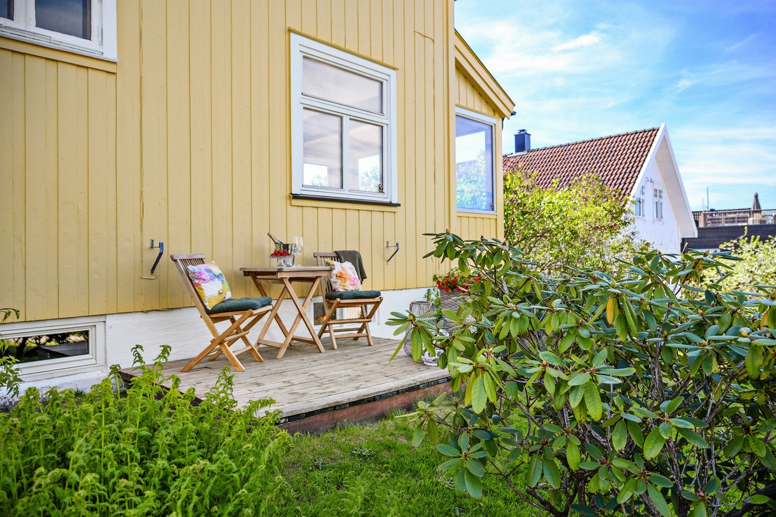 Koselig platting på den ene siden av huset. Galleribilde