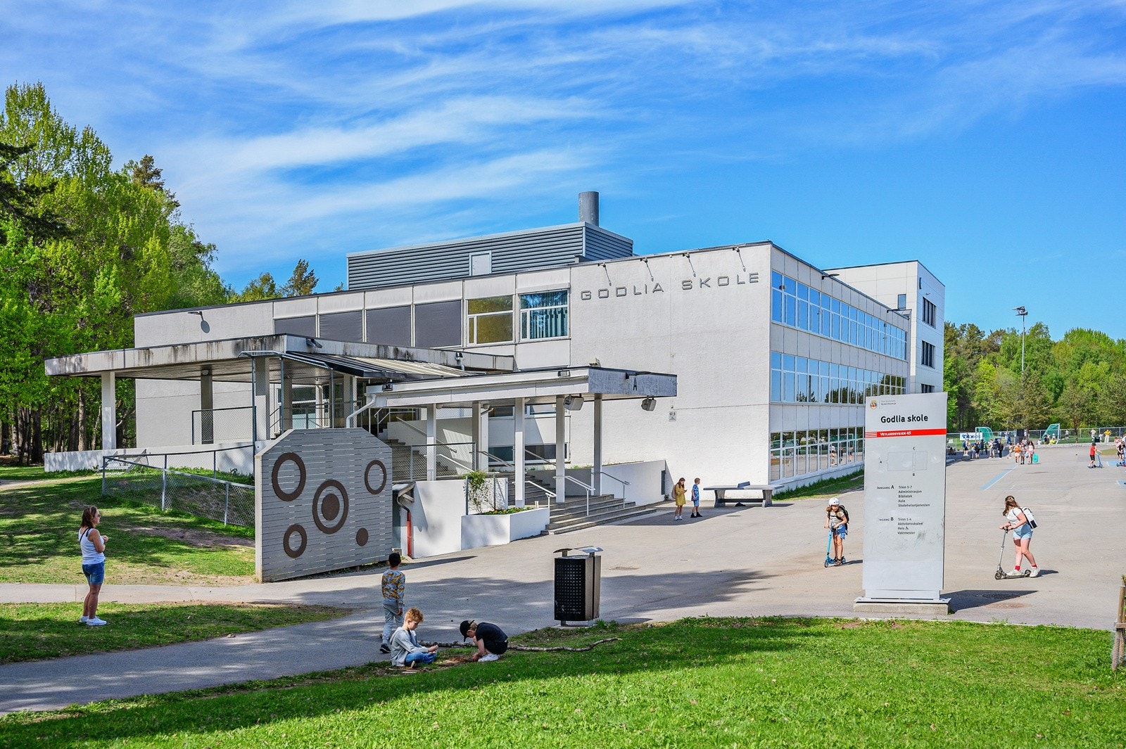 Barna sogner til populære Godlia skole. Fra boligen har du kort gåavstand til skolen, samt flere barnehager og Trasop skole. Galleribilde
