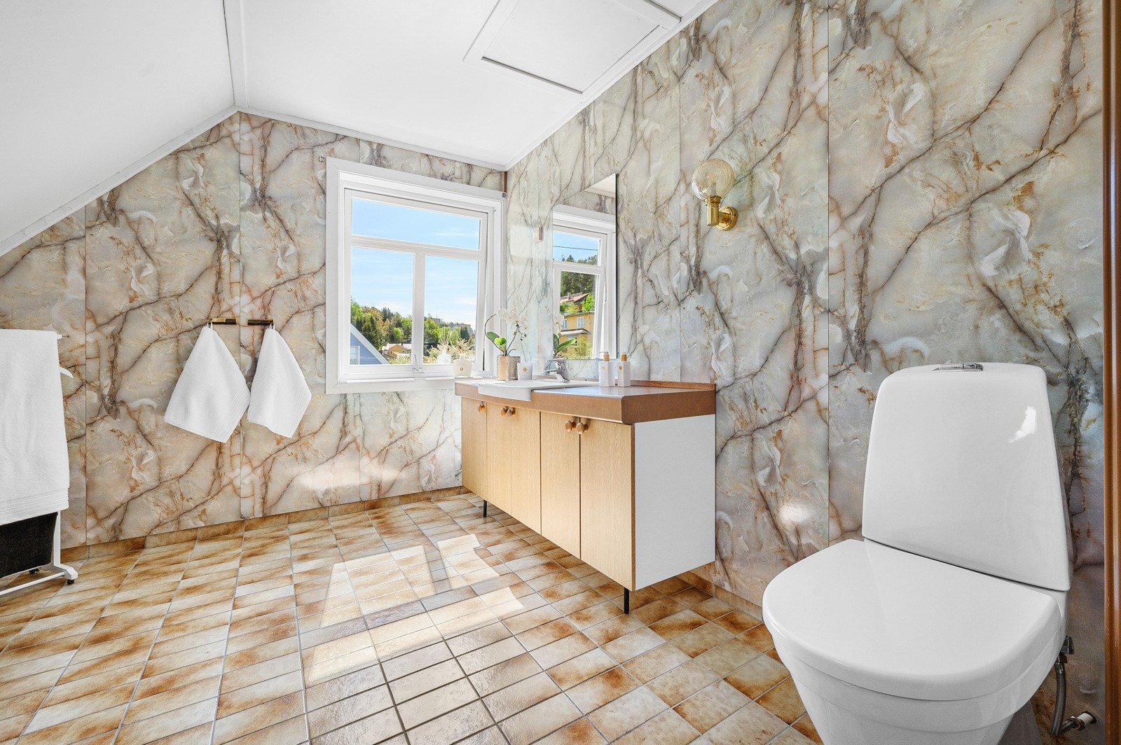 Badet har en god størrelse. Toalett byttet i 2022 og nytt taklys i 2023. Galleribilde