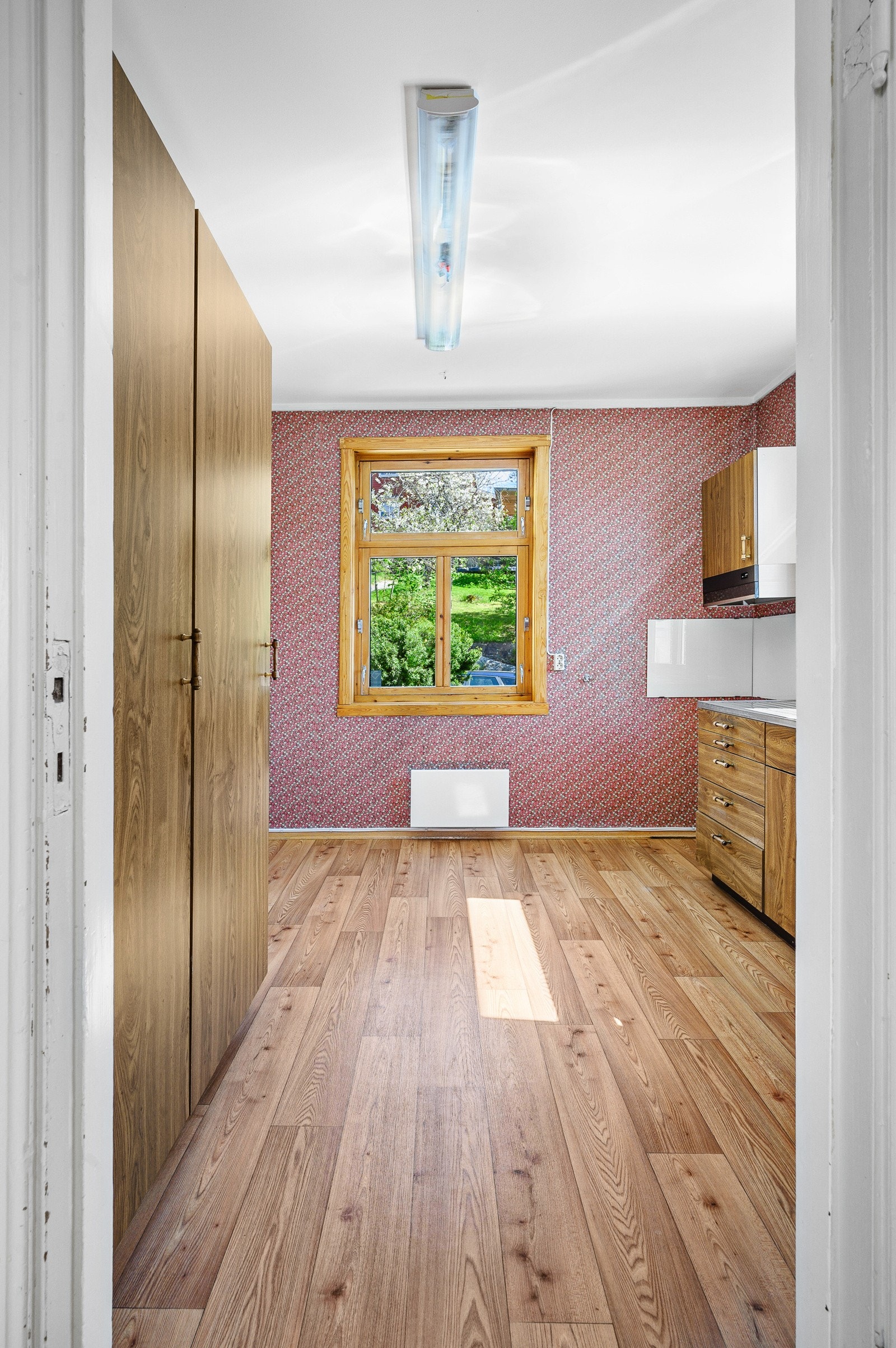 Kjøkkenet er i eget separat rom, hvor du har kjøkkeninnredning fra Norema. Galleribilde