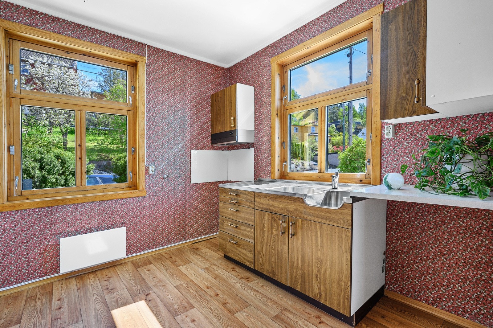 Med vinduer på to sider av kjøkkenet, får du en trivelig atmosfære og du har mulighet til å se etter barna som leker i hagen, samtidig som du står og lager mat. Galleribilde