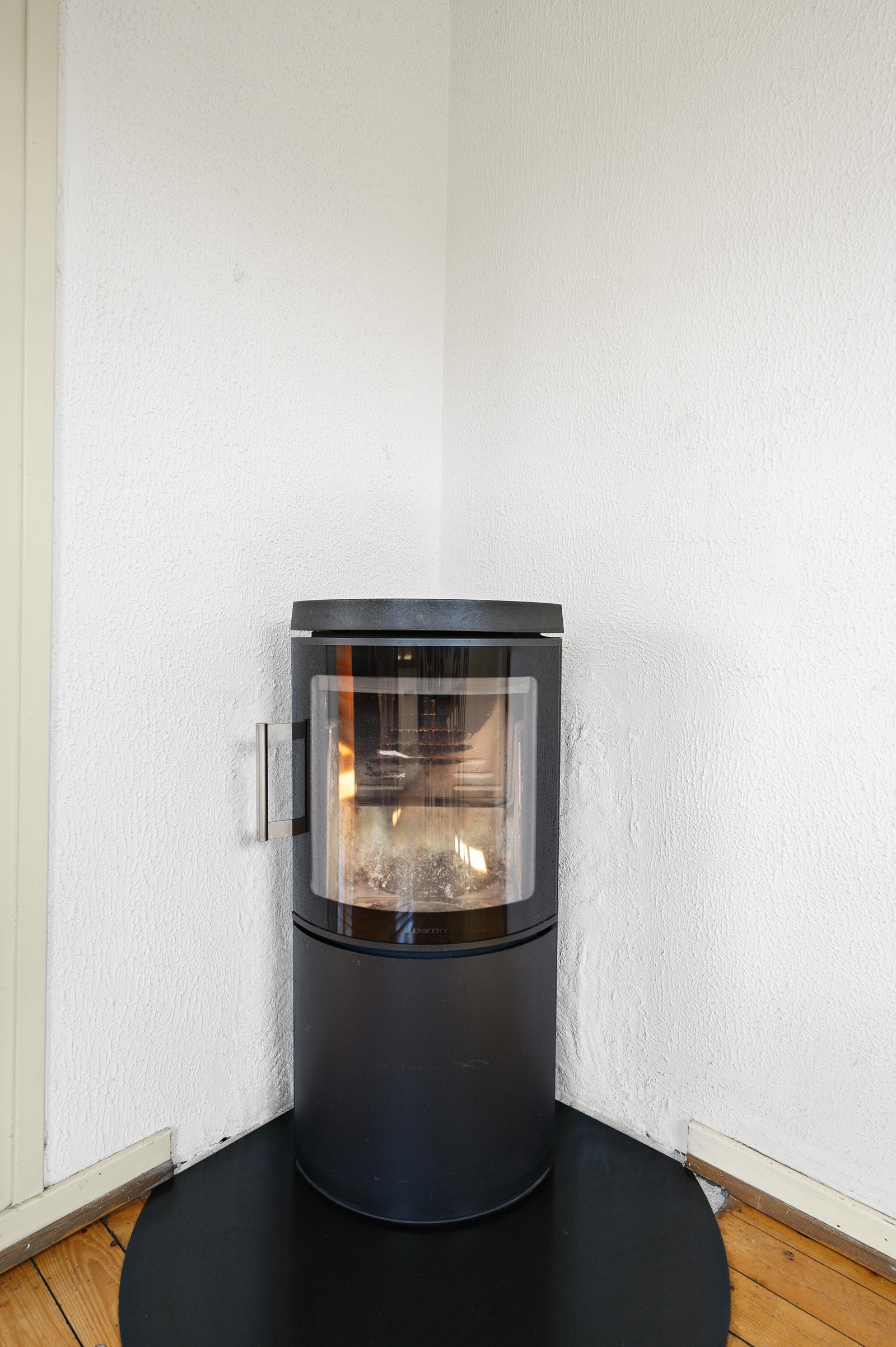 Nyere peisovn i spisestuen varmer godt på de aller kjøligste dagene! Galleribilde