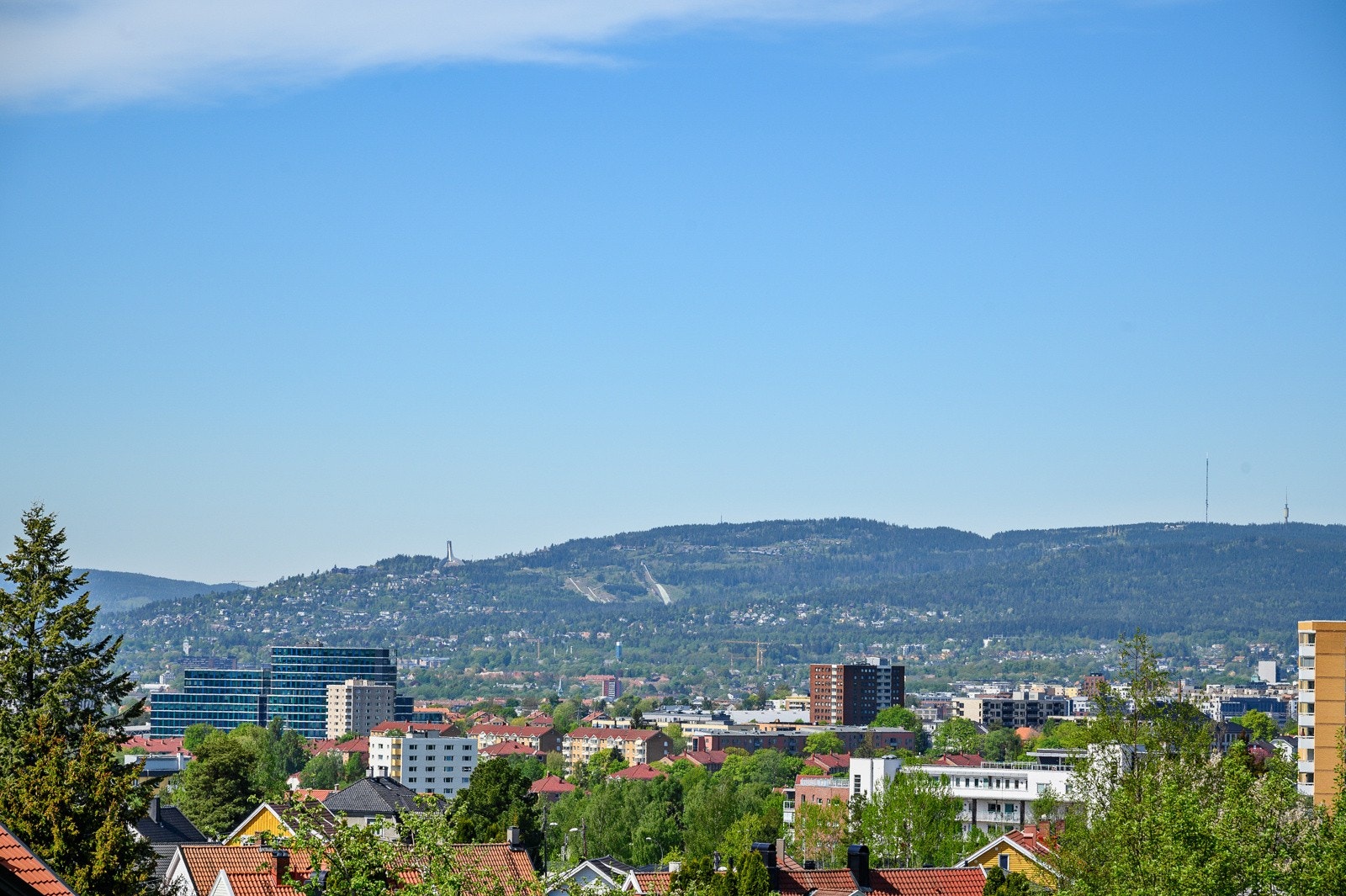 Fra stuen kan du faktisk skimte Holmenkollen i horisonten. Galleribilde