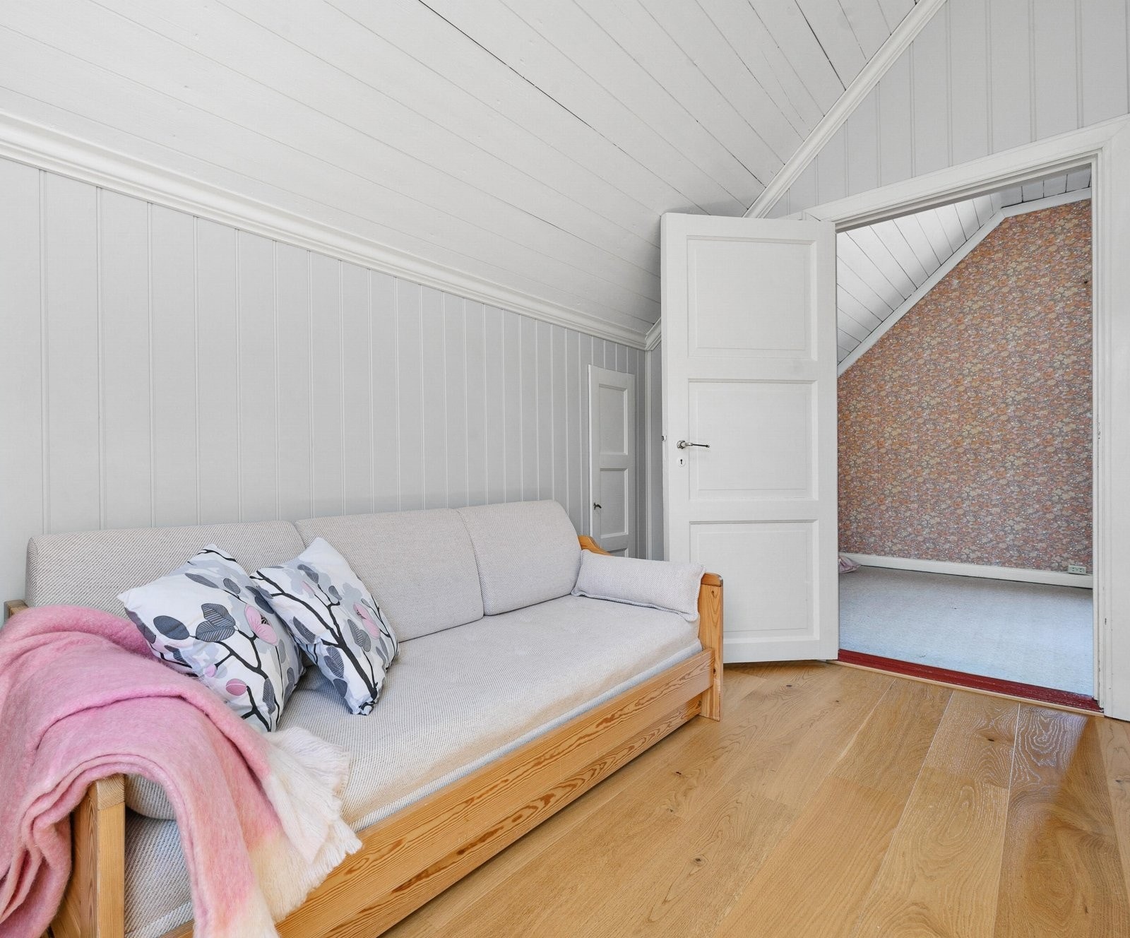 På begge soverommene har du godt med oppbevaringsplass i kneloft langs hele den ene veggen. Galleribilde
