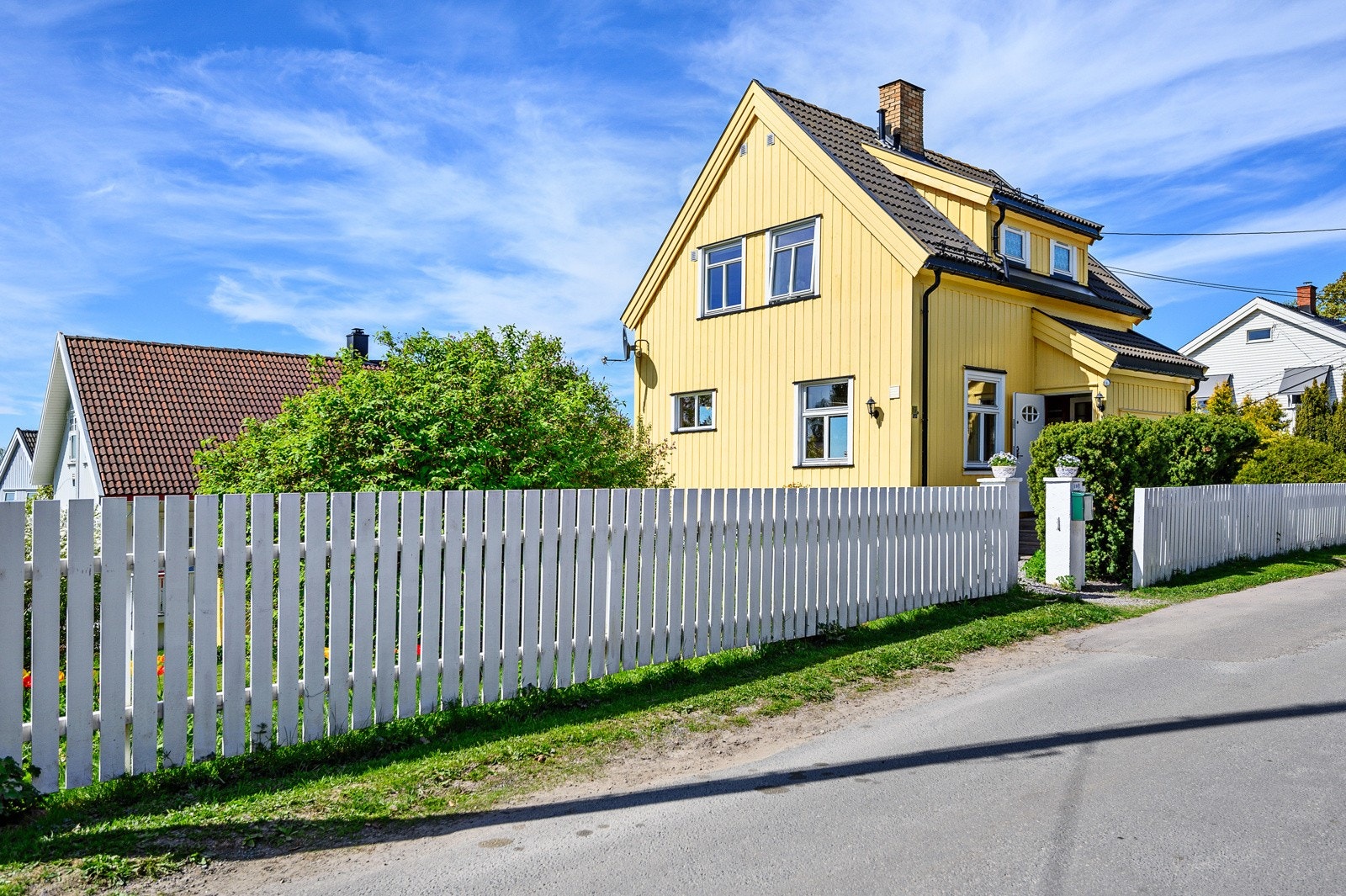 Selv om huset er modent for oppgraderinger, er det likevel godt vedlikeholdt, hvor det har blitt gjort en rekke oppgraderinger de siste 20 årene. Galleribilde