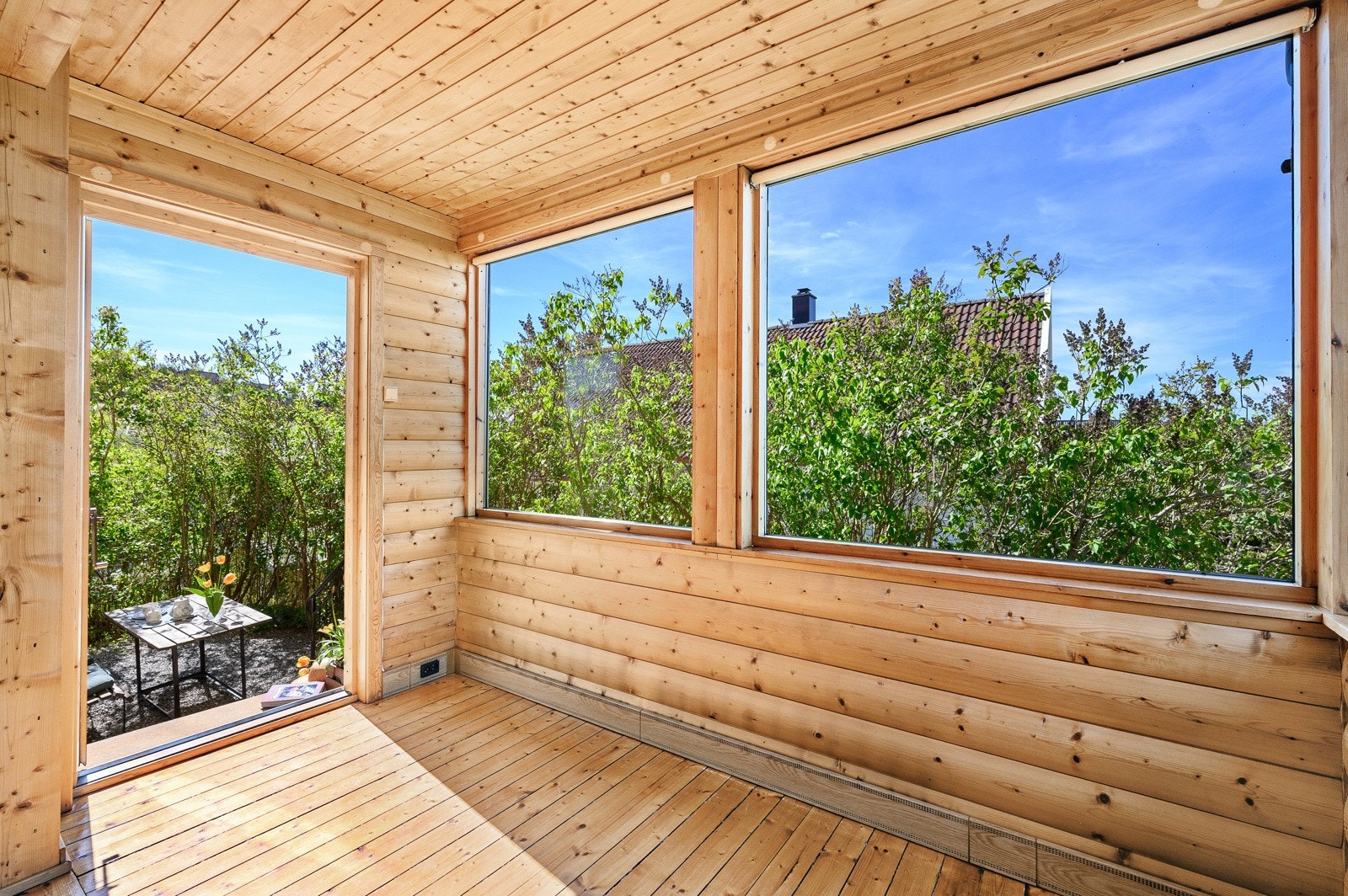 Huset har flere store vindusflater som slipper inn rikelig med naturlig lys, Galleribilde