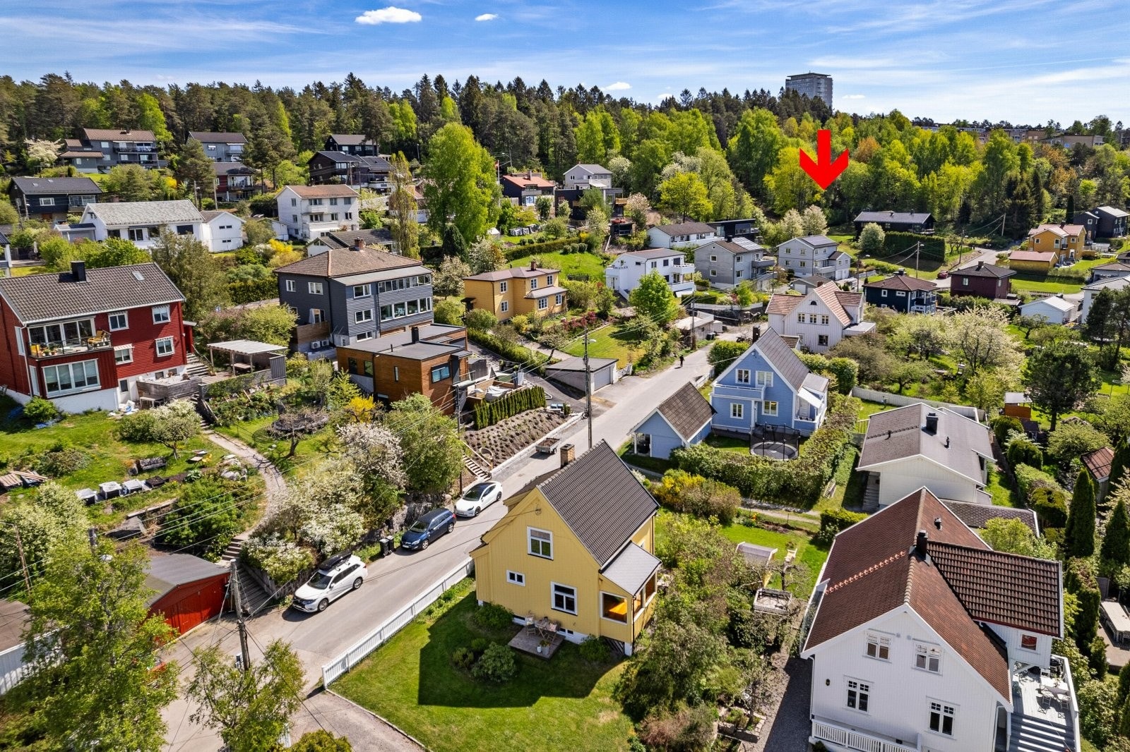 Fra huset har du kort gåavstand til flere grøntområder. Umiddelbar nærhet til akebakke på vinterstid og en liten skog med fine stier for turgåere. Galleribilde