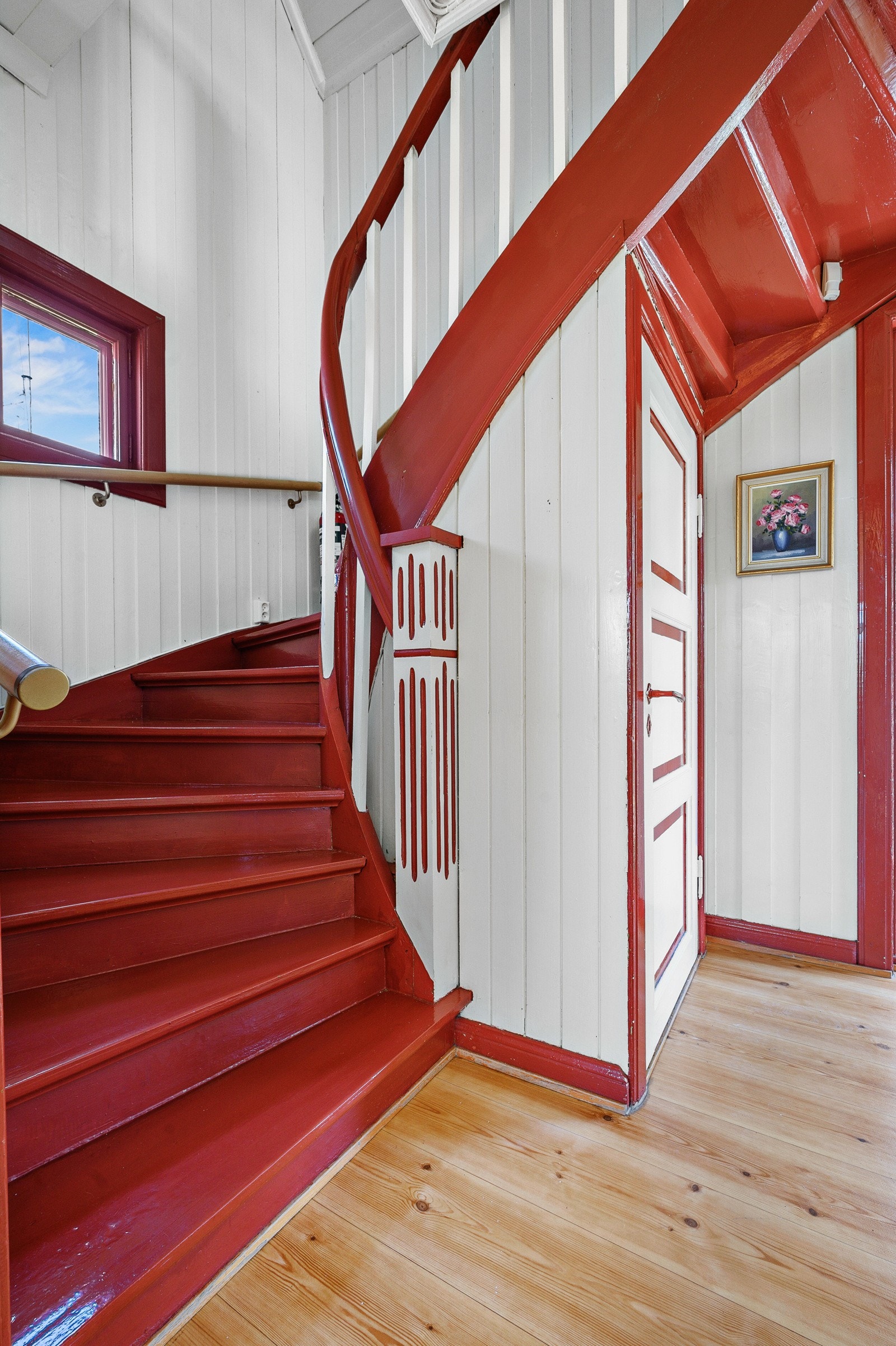 Husets gang er romslig og binder etasjene sammen på en fin måte. Dør til kjeller på høyre side. Galleribilde