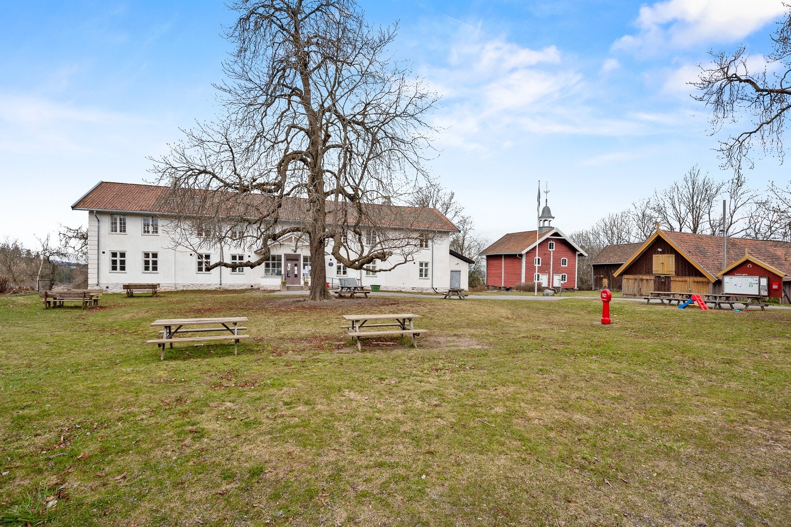 Tveten gård ligger ca. 1 km fra boligen. En kulturskatt i hovedstaden! Her kan du bl.a. leie festlokale. Galleribilde