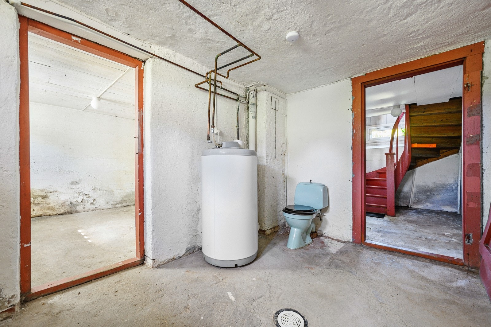 Varmtvannberederen er på 190L og er ny i 2011. Det er også WC i kjeller. Galleribilde