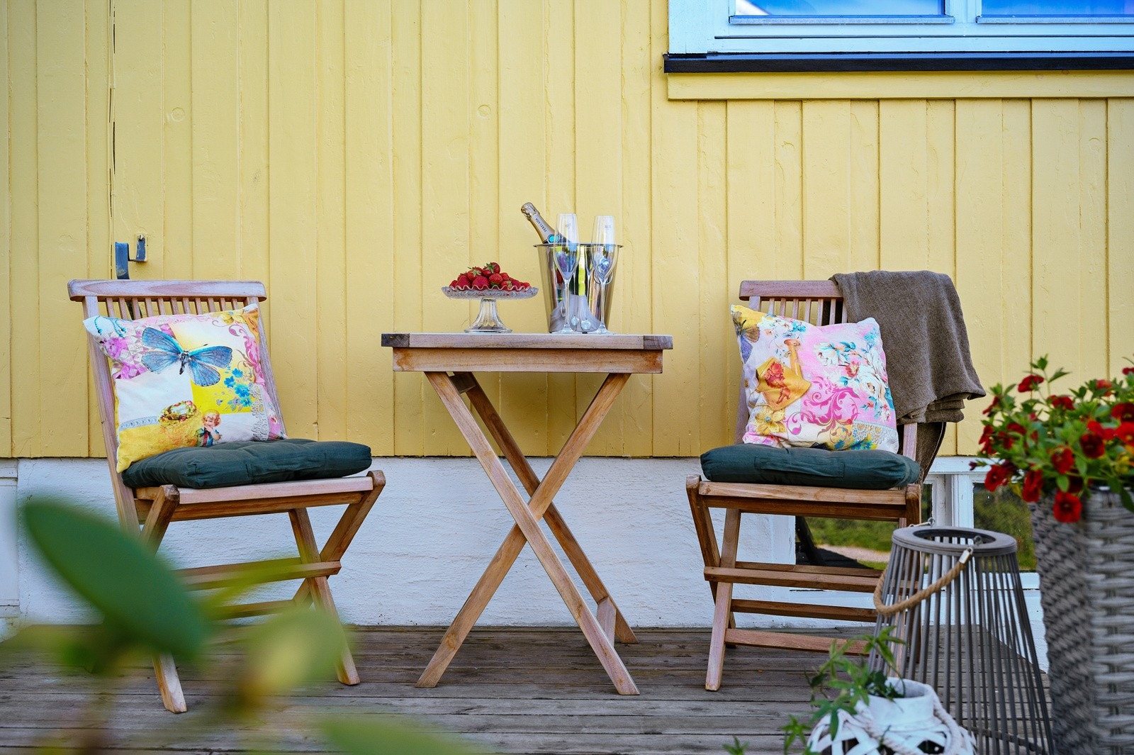 Her kan du nyte kveldssolen med noe godt i glasset. Galleribilde