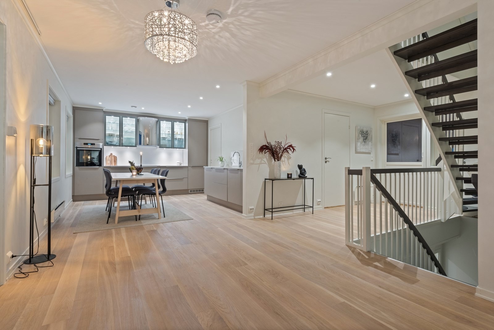 I overgangen mellom stue og kjøkken er det god plass til spisebord for hele storfamilien. Herfra er det utgang til balkong med herlig utstikt samt til koselig og skjermet uteplass med sol hele dagen. Galleribilde