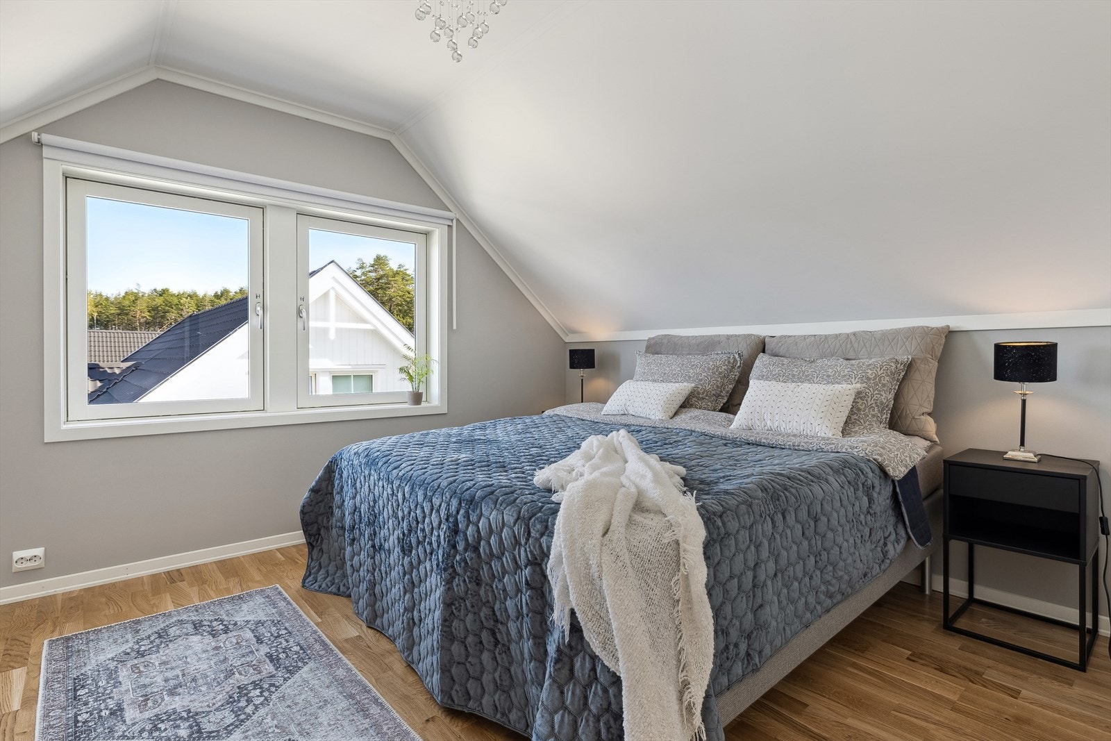 Hovedsoverommet har fin størrelse med god plass for dobbeltseng med tilhørende møblement og garderobeløsning. Galleribilde