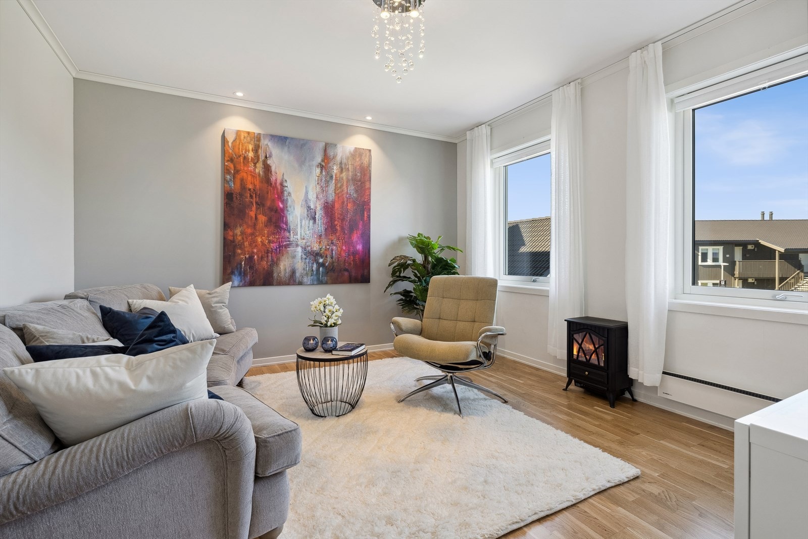 Stue / soverom i underetasjen. Boligen har en fleksibel planløsning med flere muligheter og kan tilpasses familiens behov. Galleribilde