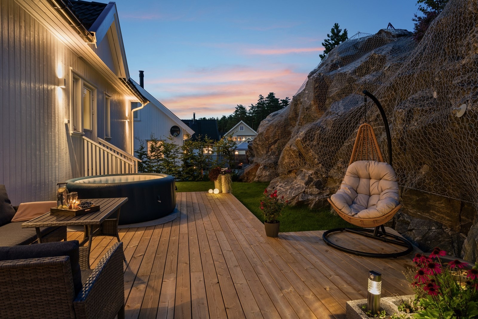 Fra hovedetasjen er det utgang til en skjermet og solrik terrasseplatting og hage hvor man kan nyte solen hele dagen. Galleribilde