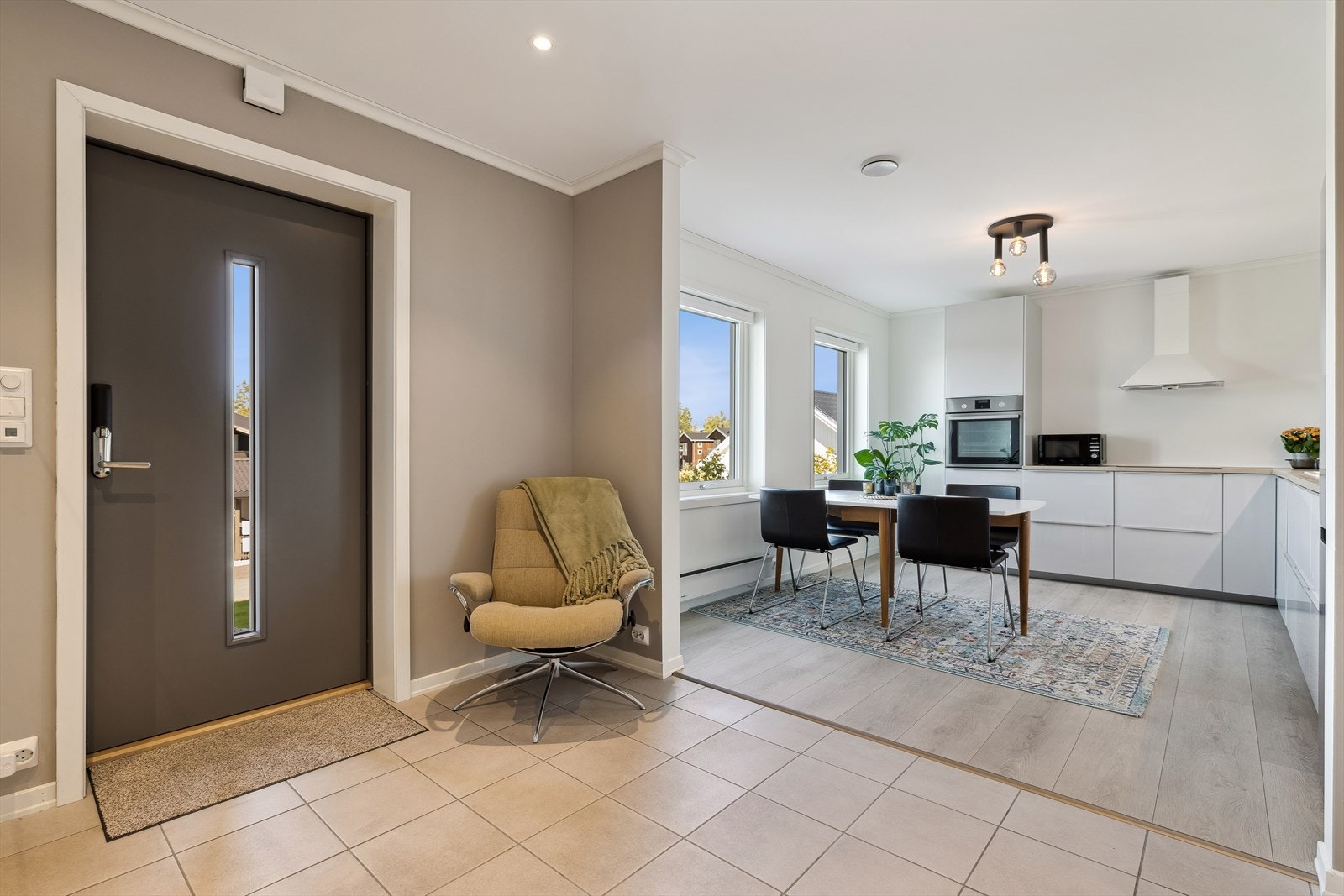 Stor flislagt hall med gulvarme. Galleribilde