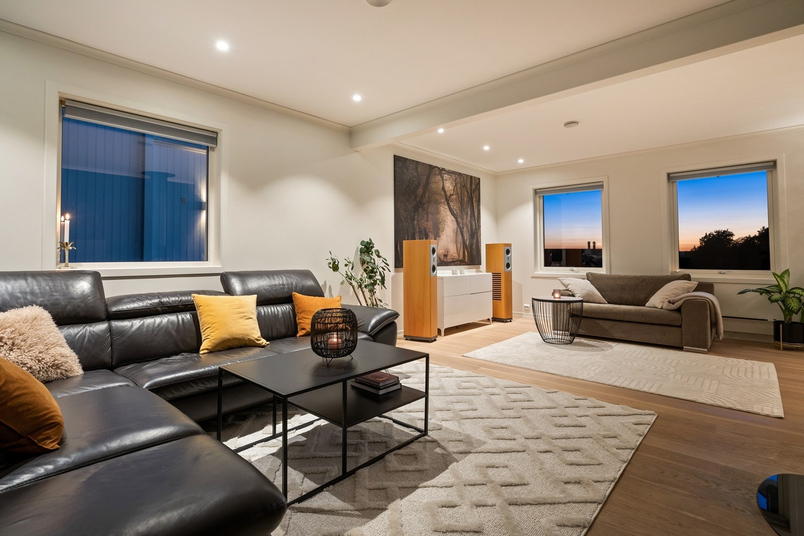 Det er godt med vindusflater som slipper inn godt med naturlig lys noe som gir rommet en fin atmosfære. Galleribilde