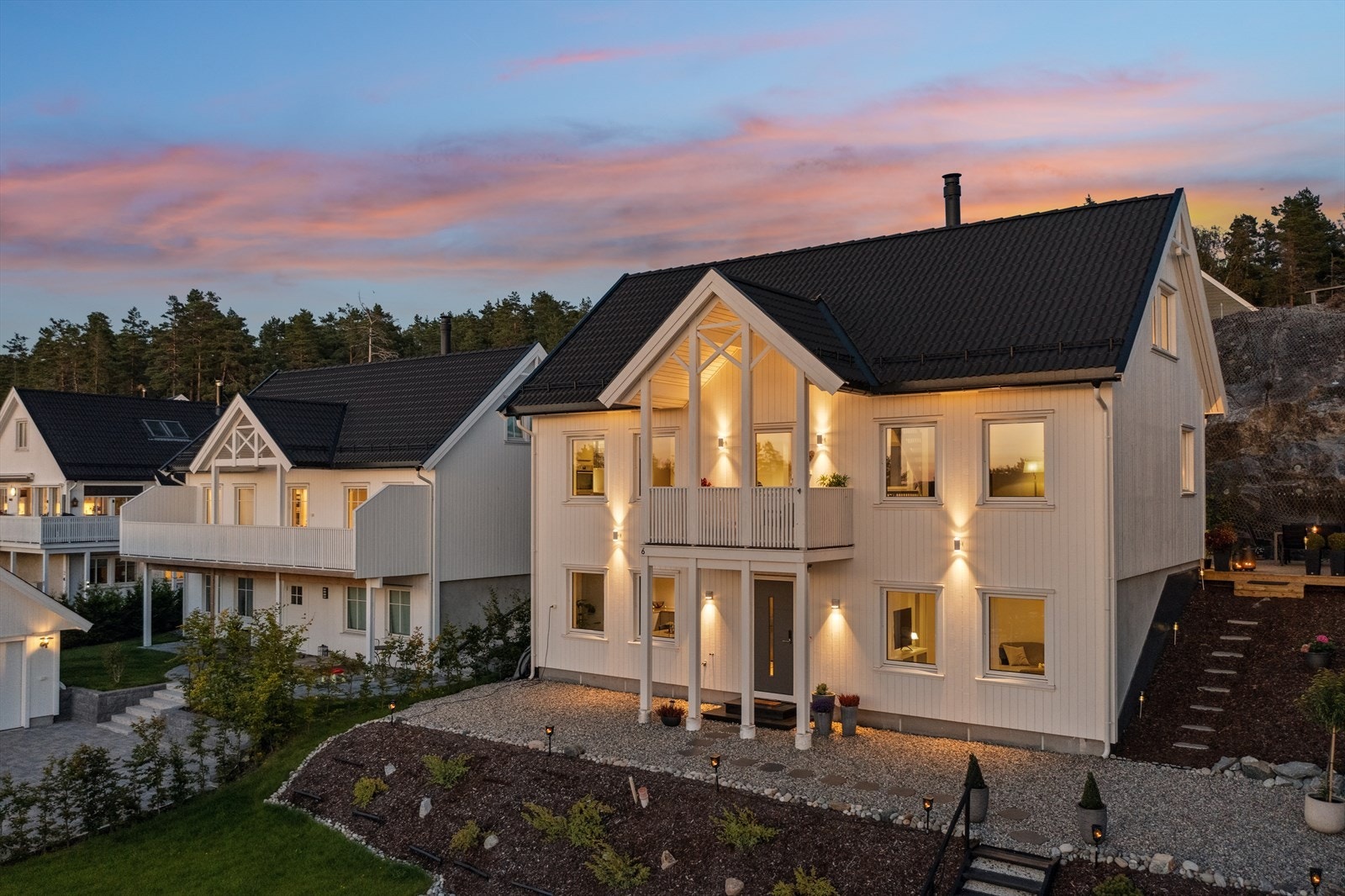 Frittliggende enebolig med pent opparbeidet tomt og flotte solrike uteplasser. Galleribilde