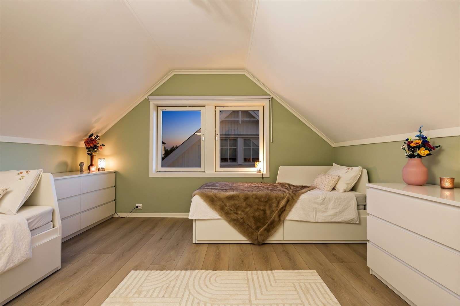 Soverom2 har fin størrelse med plass for seng og garderobeløsning. Galleribilde