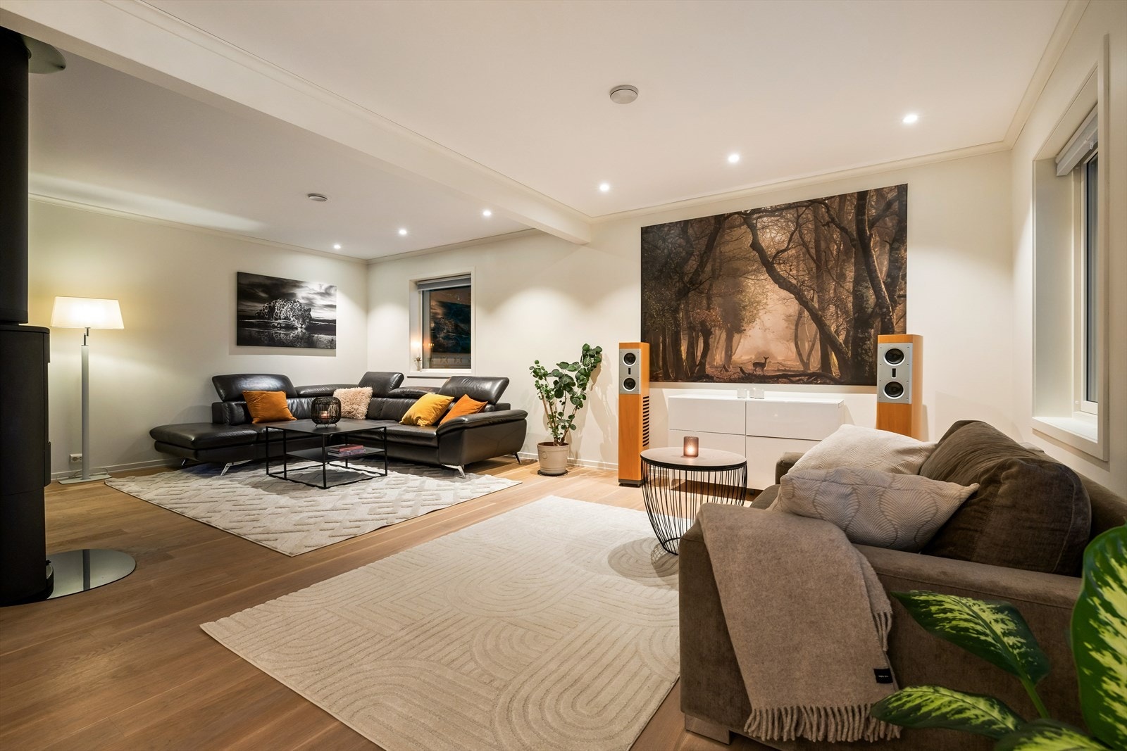 Stue i vinkel med god plass til flere soner. Galleribilde