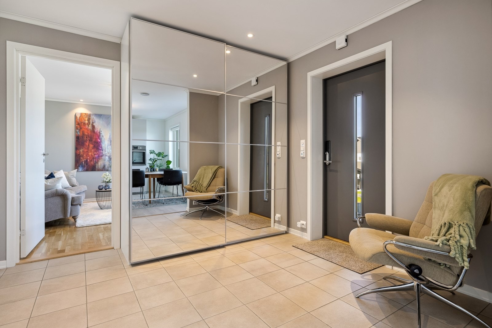 Boligen er holdt i tidsriktige og moderne farger og det er utstrakt bruk av spotter. Galleribilde