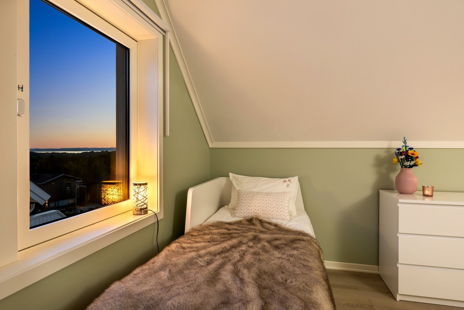 Fra soverom 2 er det fin utsikt over fjorden og nærområdet. Galleribilde