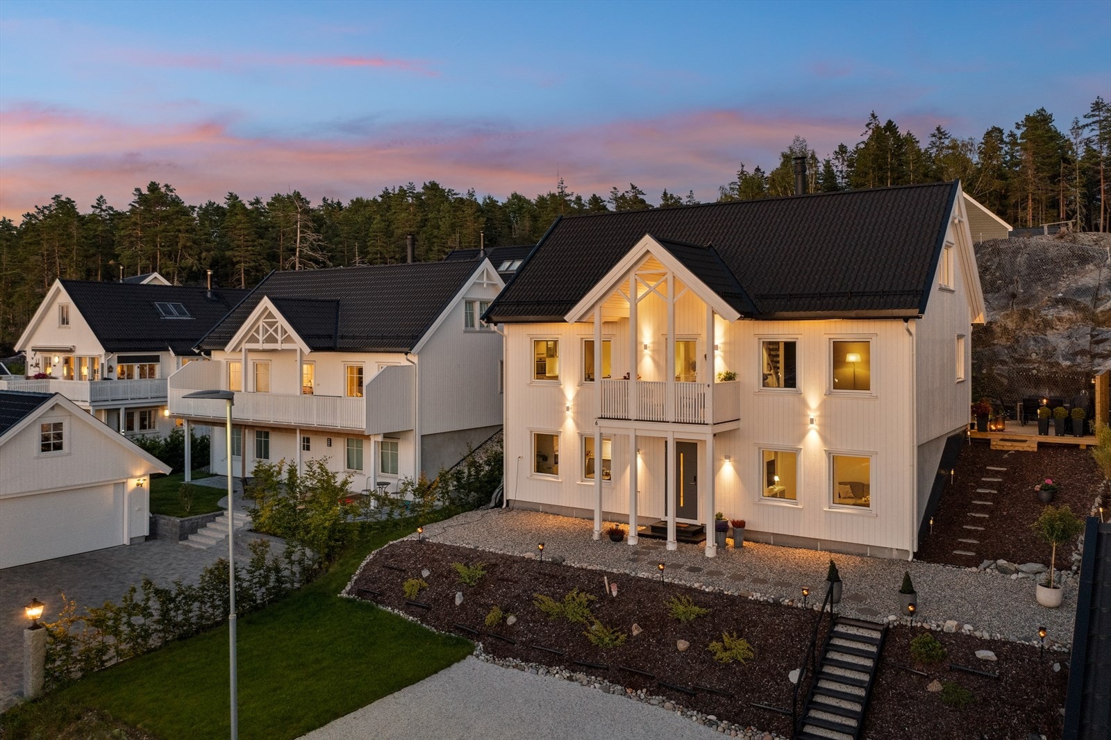 Velkommen til Jordbærsvingen 6 - en innholdsrik enebolig over tre plan med fleksibel planløsning - flotte skjermede og solrike uteplasser. Galleribilde